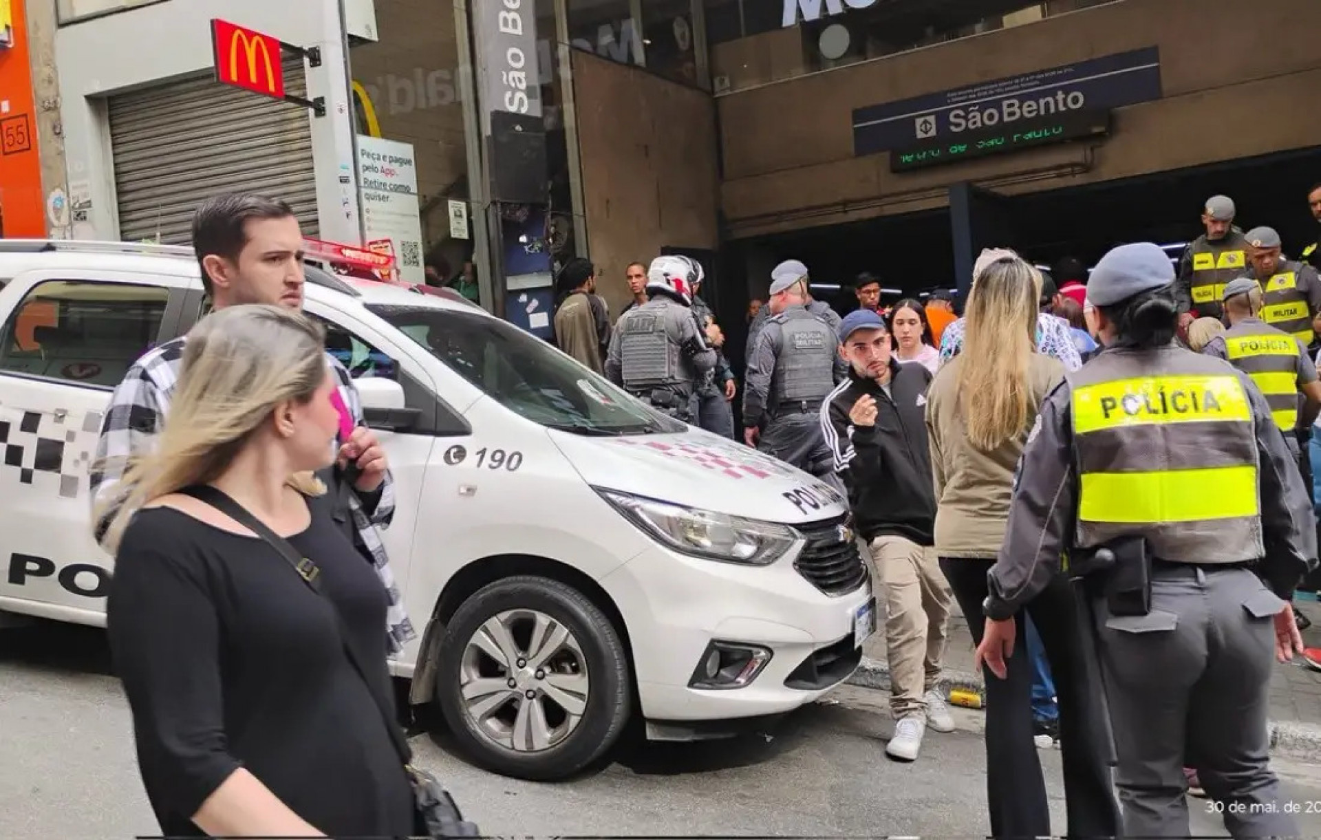 Cinco pessoas são feridas após tiros disparados em frente à estação São Bento do Metrô