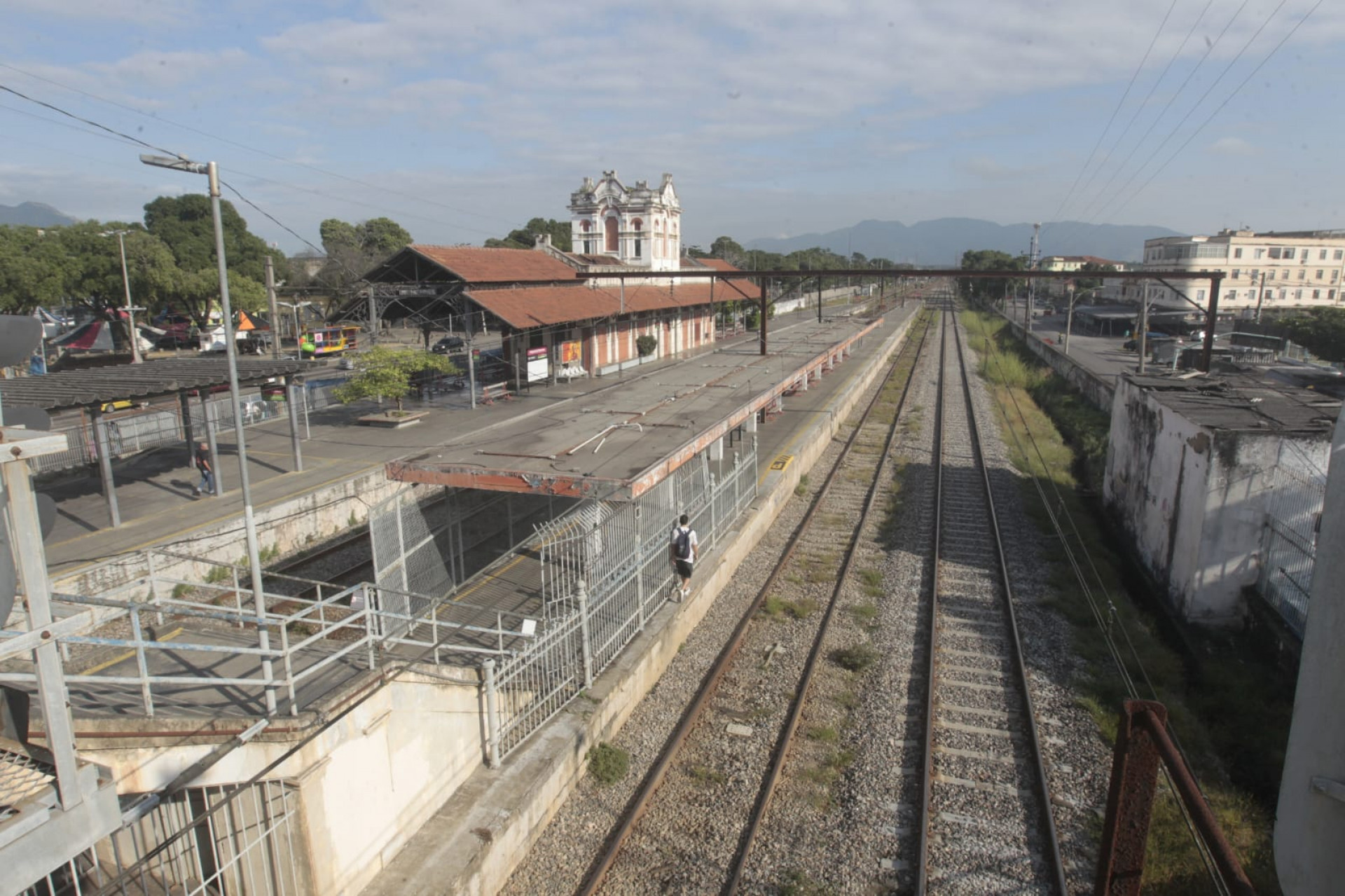 Um homem trafegando indevidamente pela estação de Marechal Hermes neste sábado (30) - Reginaldo Pimenta / Agência O Dia