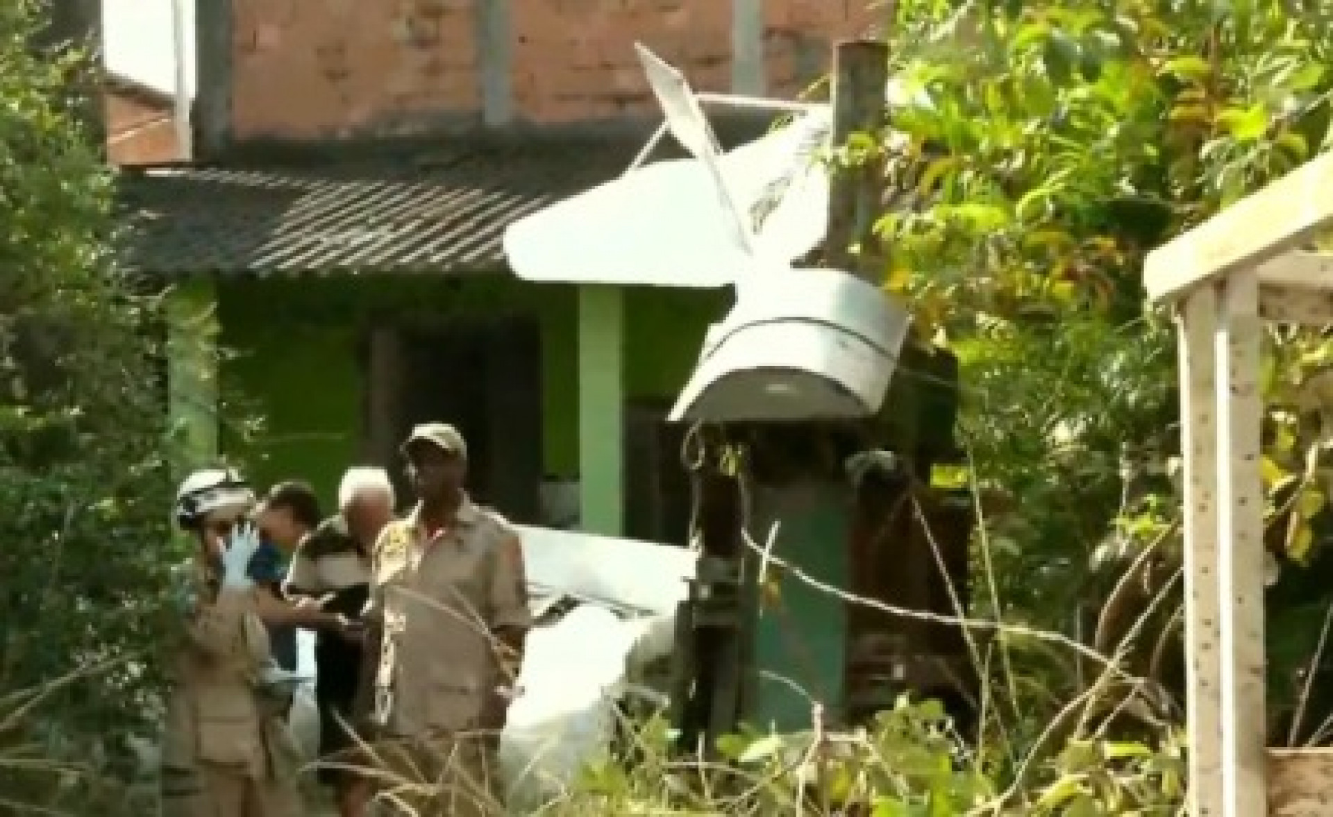 Aeronave de pequeno porte caiu em cima de uma casa