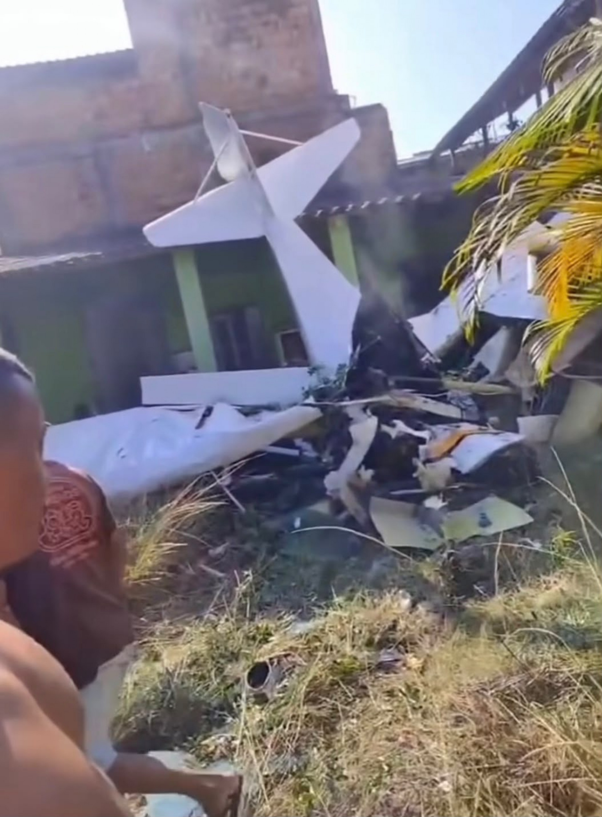 Avião de pequeno porte caiu na Vila Bandeirantes, em Nova Iguaçu