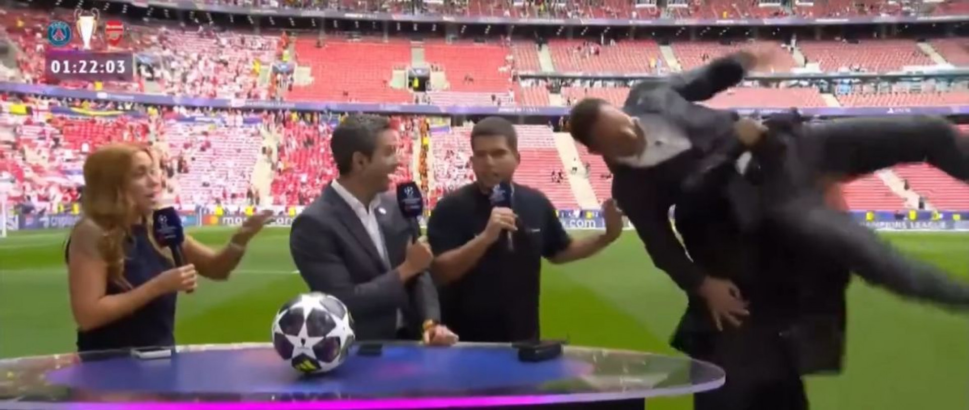 Comentarista é 'retirado' de transmissão por segurança de Messi, e vídeo viraliza