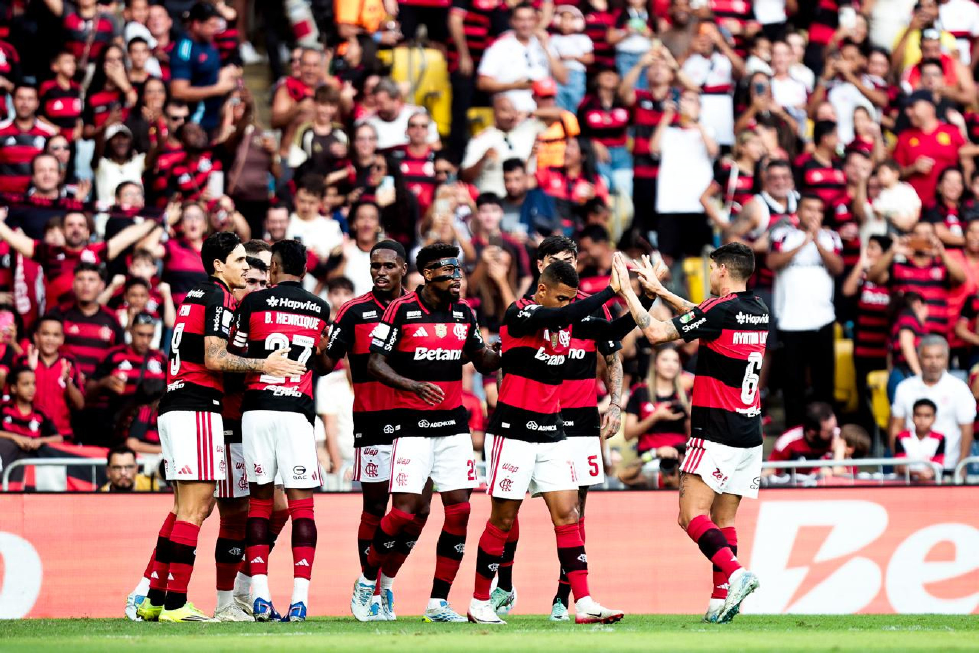 Jogadores do Flamengo comemoram gol de Samuel Lino sobre o Coritiba, no Maracanã - Gilvan de Souza / Flamengo