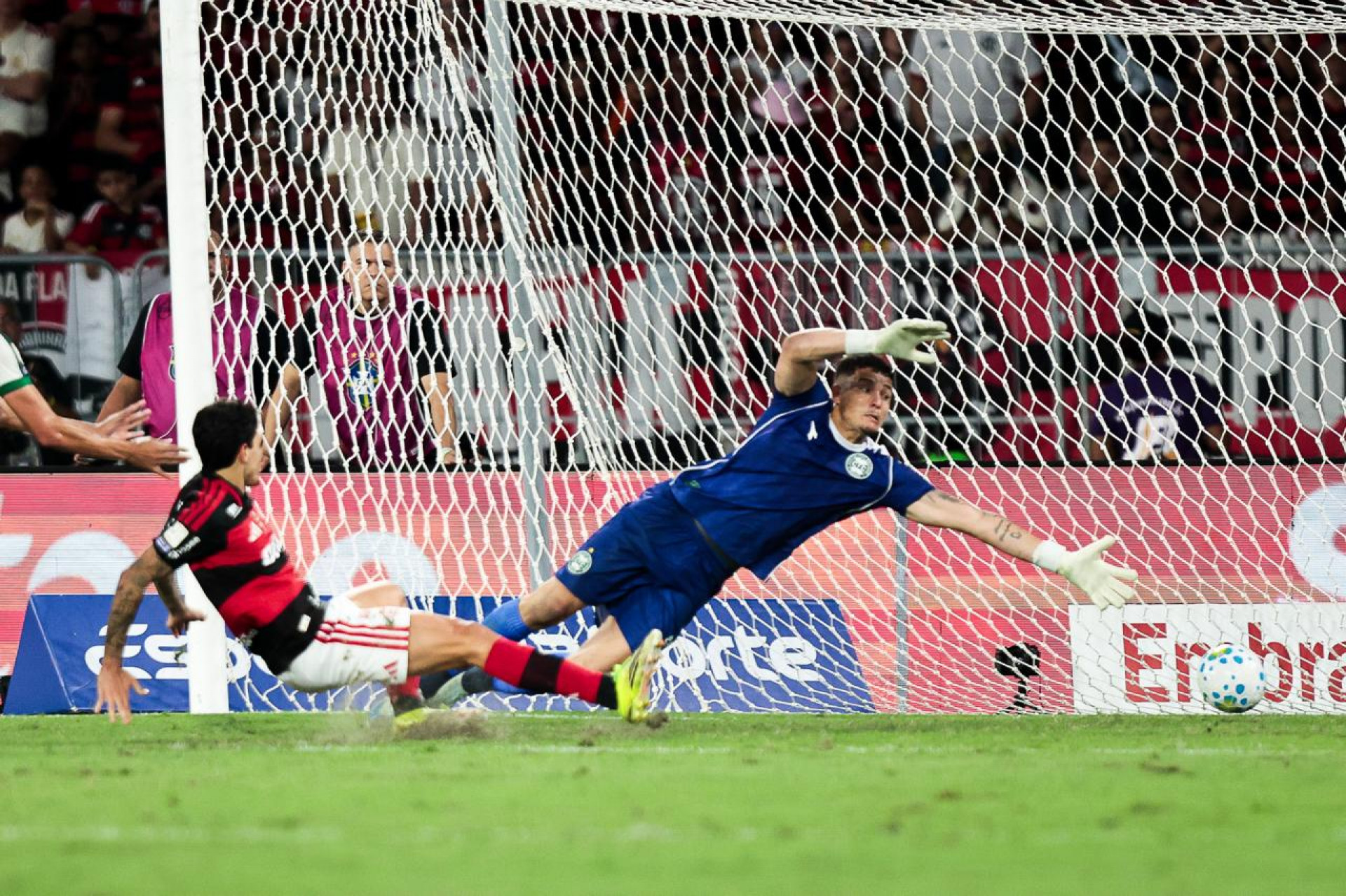 Momento em que Pedro empurra para a rede e marca pelo Flamengo, no Maracanã - Gilvan de Souza / Flamengo