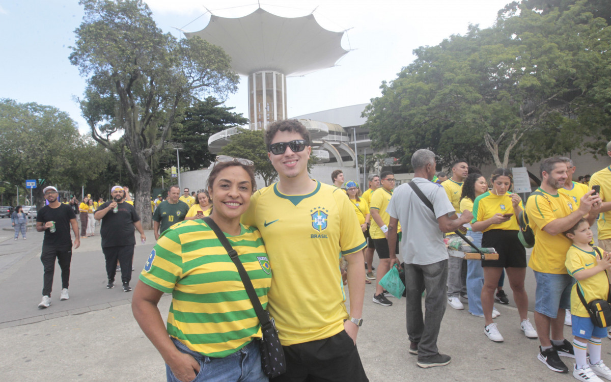Movimentação no entorno do Maracanã para o jogo amistoso da seleção brasileira contra o Panamá. Na foto, Yann Milher e Lilian Barbosa - Reginaldo Pimenta / Agencia O Dia