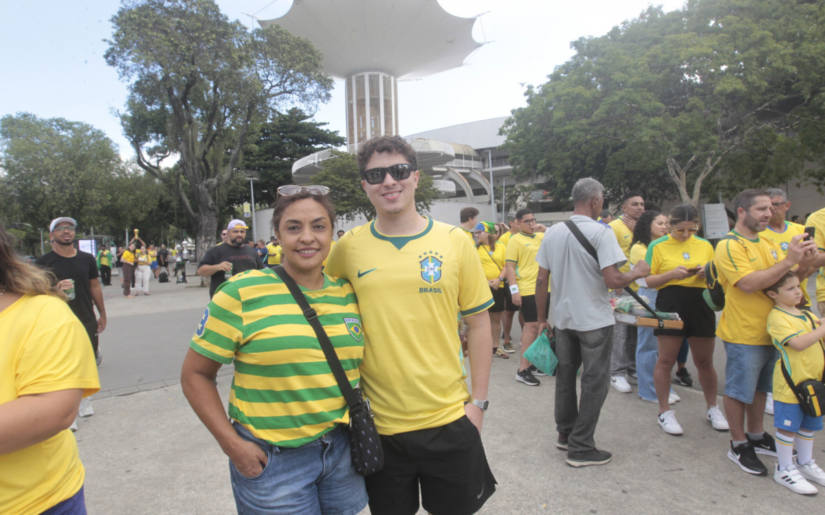 Movimentação no entorno do Maracanã para o jogo amistoso da seleção brasileira contra o Panamá. Na foto, Yann Milher e Lilian Barbosa - Reginaldo Pimenta / Agencia O Dia