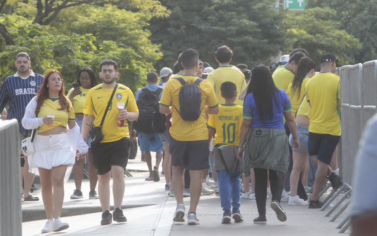 Movimentação no entorno do Maracanã para o jogo amistoso da seleção brasileira contra o Panamá. Igor Azeredo e a namorada, Anny Azeredo - Reginaldo Pimenta / Agencia O Dia