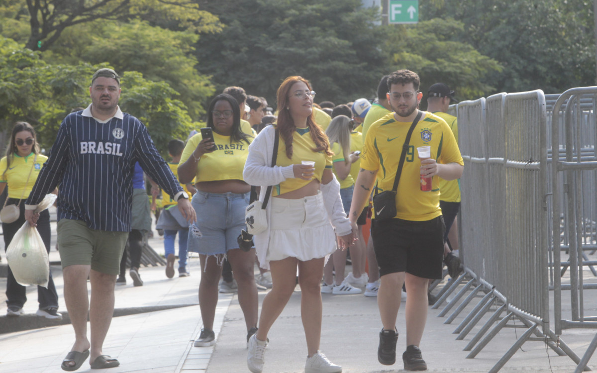 Movimentação no entorno do Maracanã para o jogo amistoso da seleção brasileira contra o Panamá. Igor Azeredo e a namorada, Anny Azeredo - Reginaldo Pimenta / Agencia O Dia