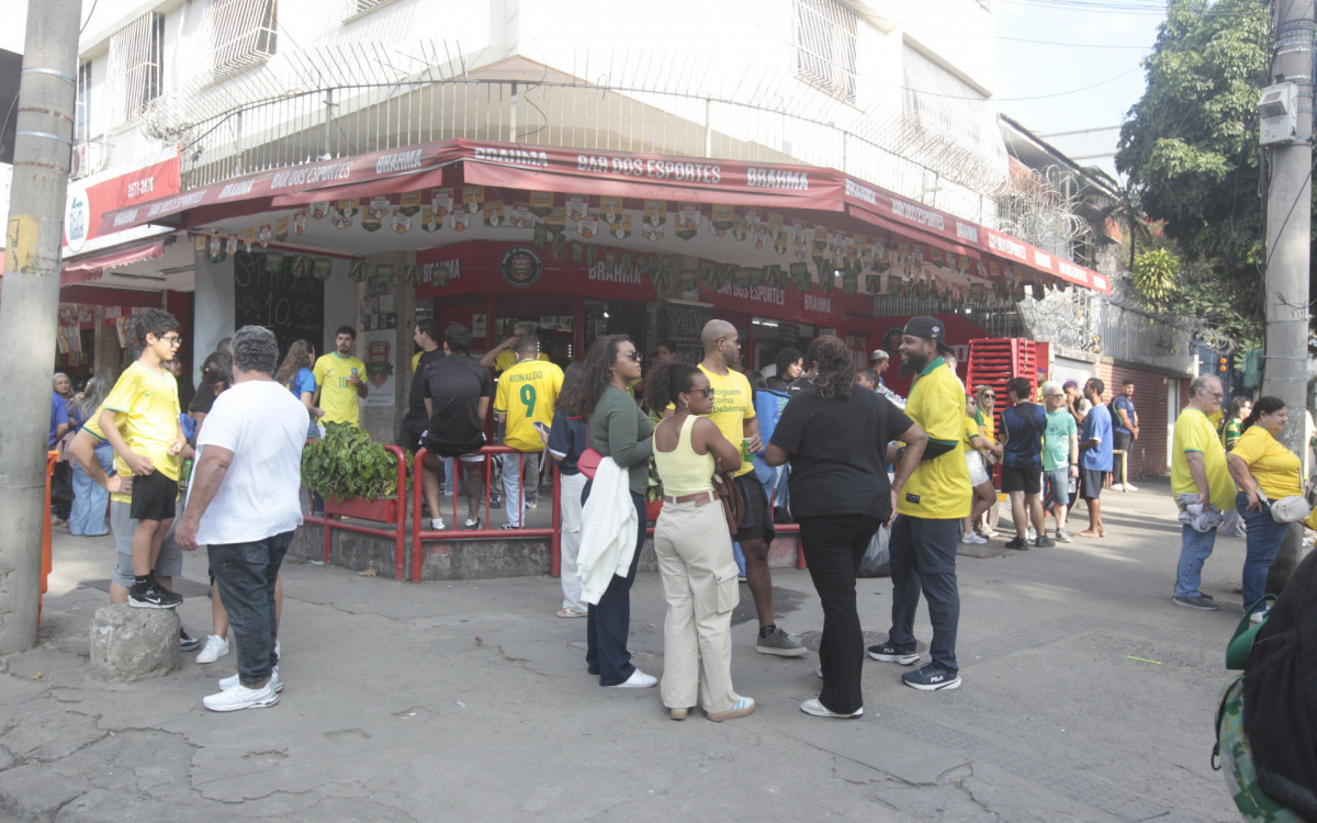 Movimentação no entorno do Maracanã para o jogo amistoso da seleção brasileira contra o Panamá. Igor Azeredo e a namorada, Anny Azeredo - Reginaldo Pimenta / Agencia O Dia