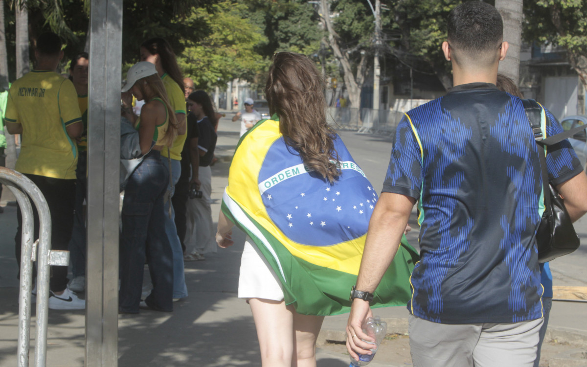 Movimentação no entorno do Maracanã para o jogo amistoso da seleção brasileira contra o Panamá. Igor Azeredo e a namorada, Anny Azeredo - Reginaldo Pimenta / Agencia O Dia