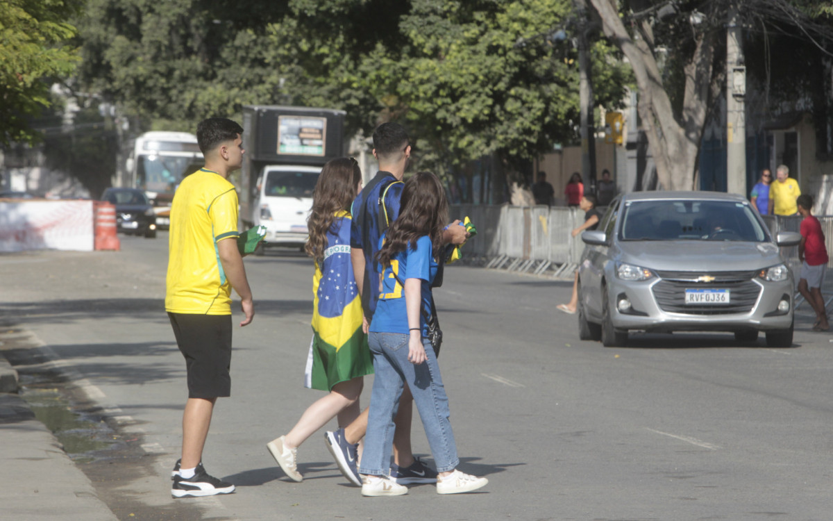Movimentação no entorno do Maracanã para o jogo amistoso da seleção brasileira contra o Panamá. Igor Azeredo e a namorada, Anny Azeredo - Reginaldo Pimenta / Agencia O Dia