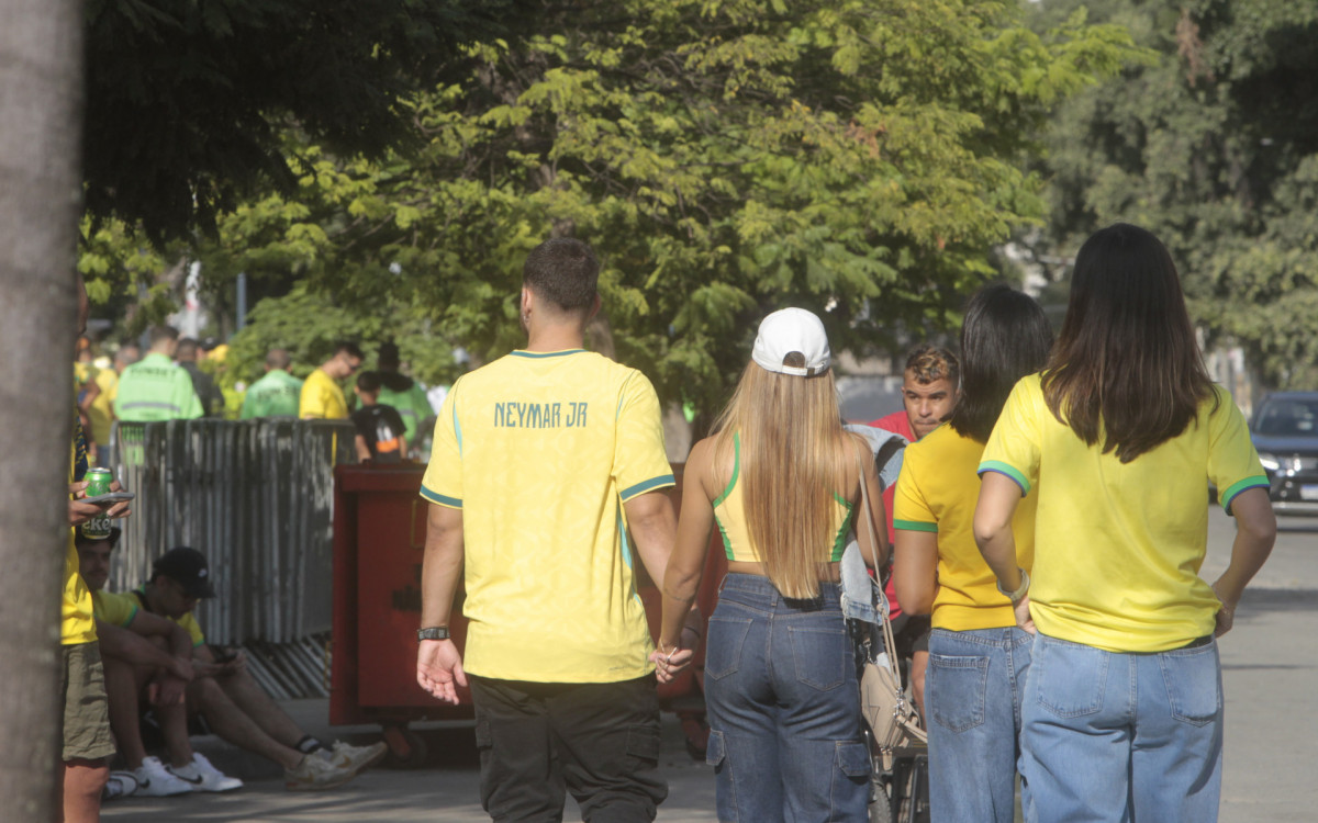 Movimentação no entorno do Maracanã para o jogo amistoso da seleção brasileira contra o Panamá. Igor Azeredo e a namorada, Anny Azeredo - Reginaldo Pimenta / Agencia O Dia