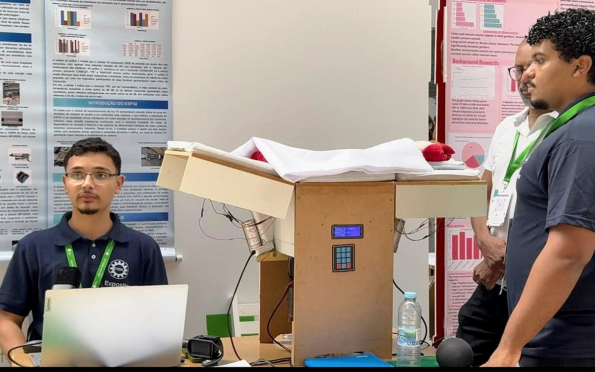 Orientados pelo professor Altair Martins, João Marcelo e Cauã Da Cal ganharam prêmio em Portugal com projeto inédito