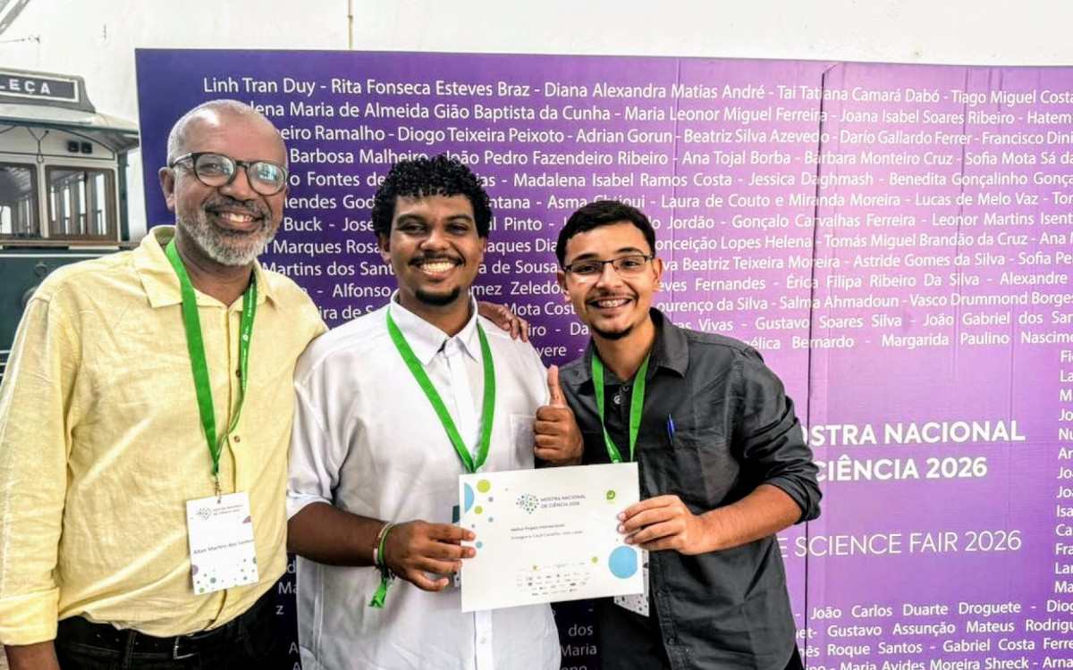 Orientados pelo professor Altair Martins, João Marcelo e Cauã Da Cal ganharam prêmio em Portugal com projeto inédito