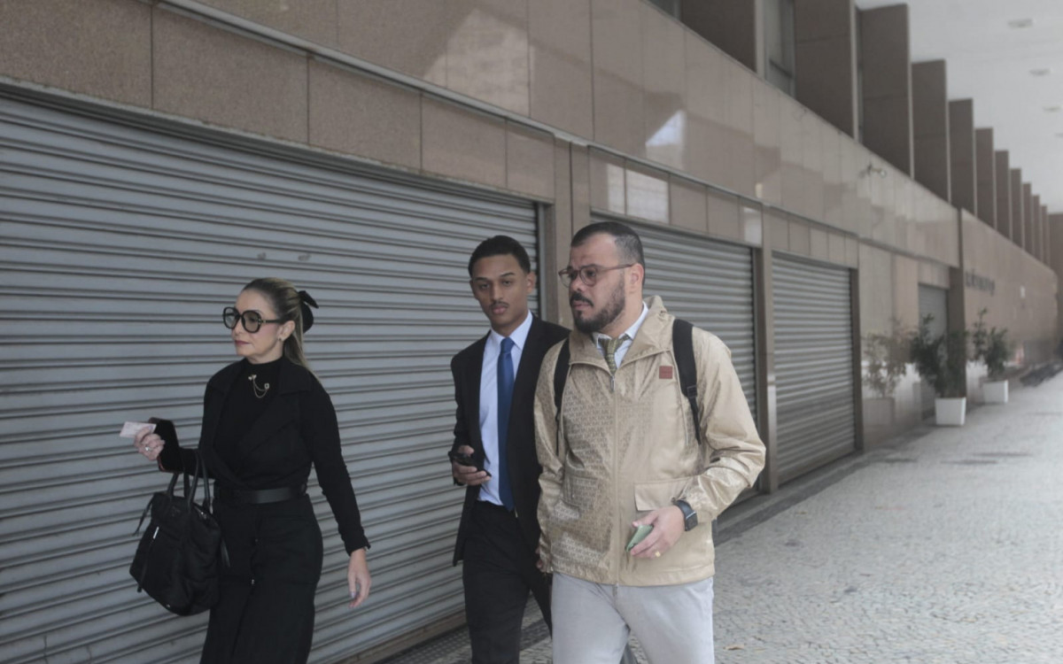 Hugo Novais, advogado de Monique Medeiros, chegou ao II Tribunal do Júri, no Centro