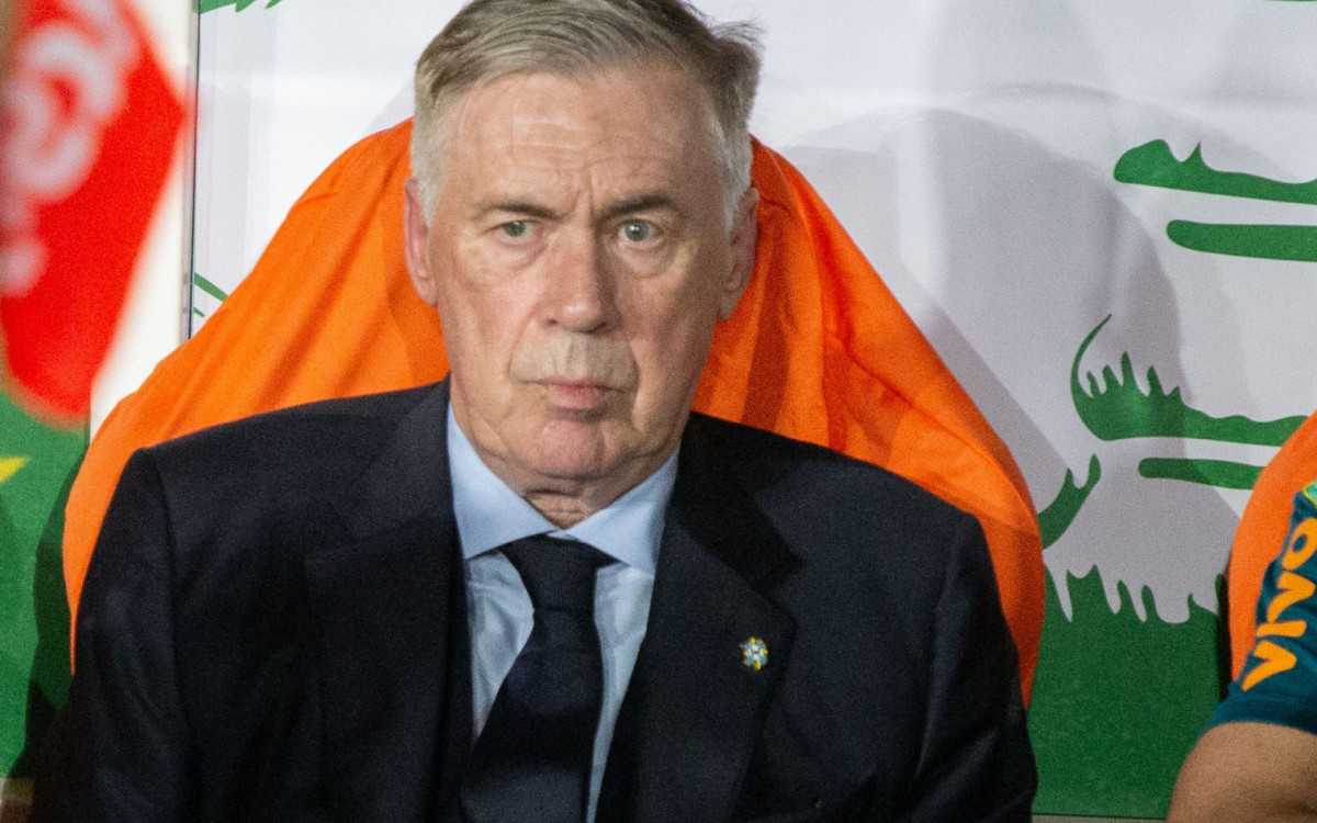 Carlo Ancelotti no banco de reservas do Maracanã