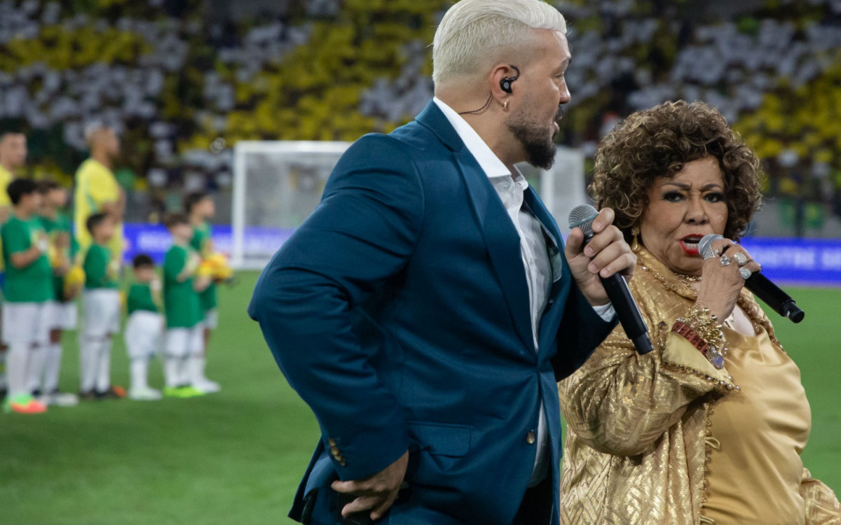 Belo e Alcione cantaram o hino nacional brasileiro