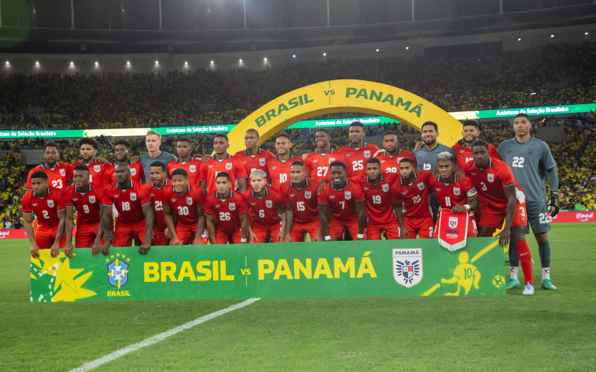 Jogadores do Panamá posam para foto antes da partida contra o Brasil