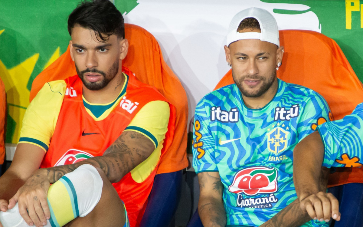 Lucas Paquetá ao lado de Neymar