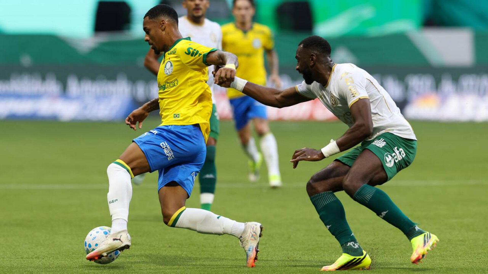 Paulinho decide, Palmeiras vence a Chapecoense e dispara no Brasileir&atilde;o