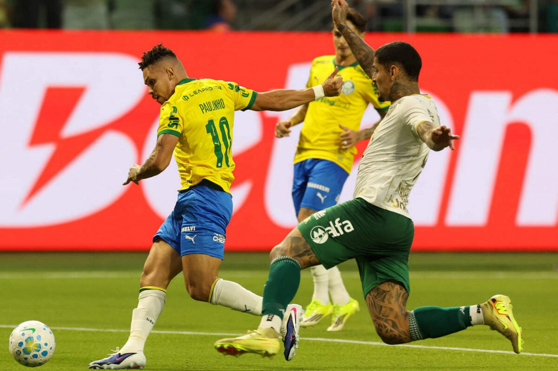 Paulinho cita momento de f&eacute; e import&acirc;ncia do jogo do Palmeiras: “Como uma final”