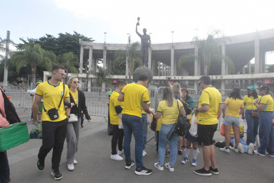 Torcida entra em clima de Copa antes de amistoso do Brasil no Maracanã