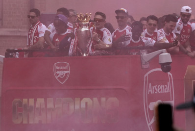 Após derrota em final, jogadores e torcedores do Arsenal comemoram título inglês