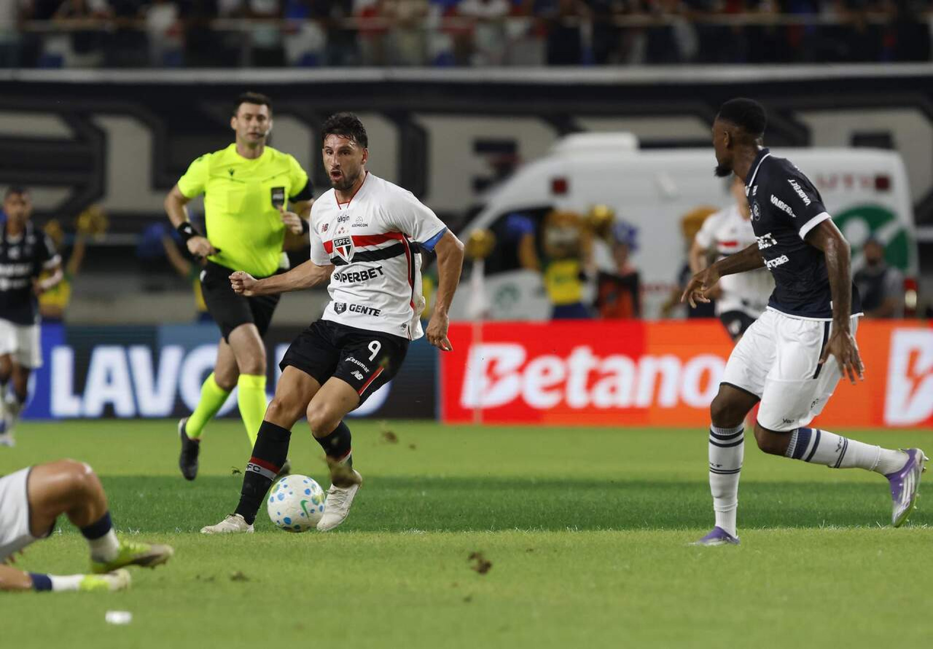 Calleri iguala pior jejum de gols da carreira