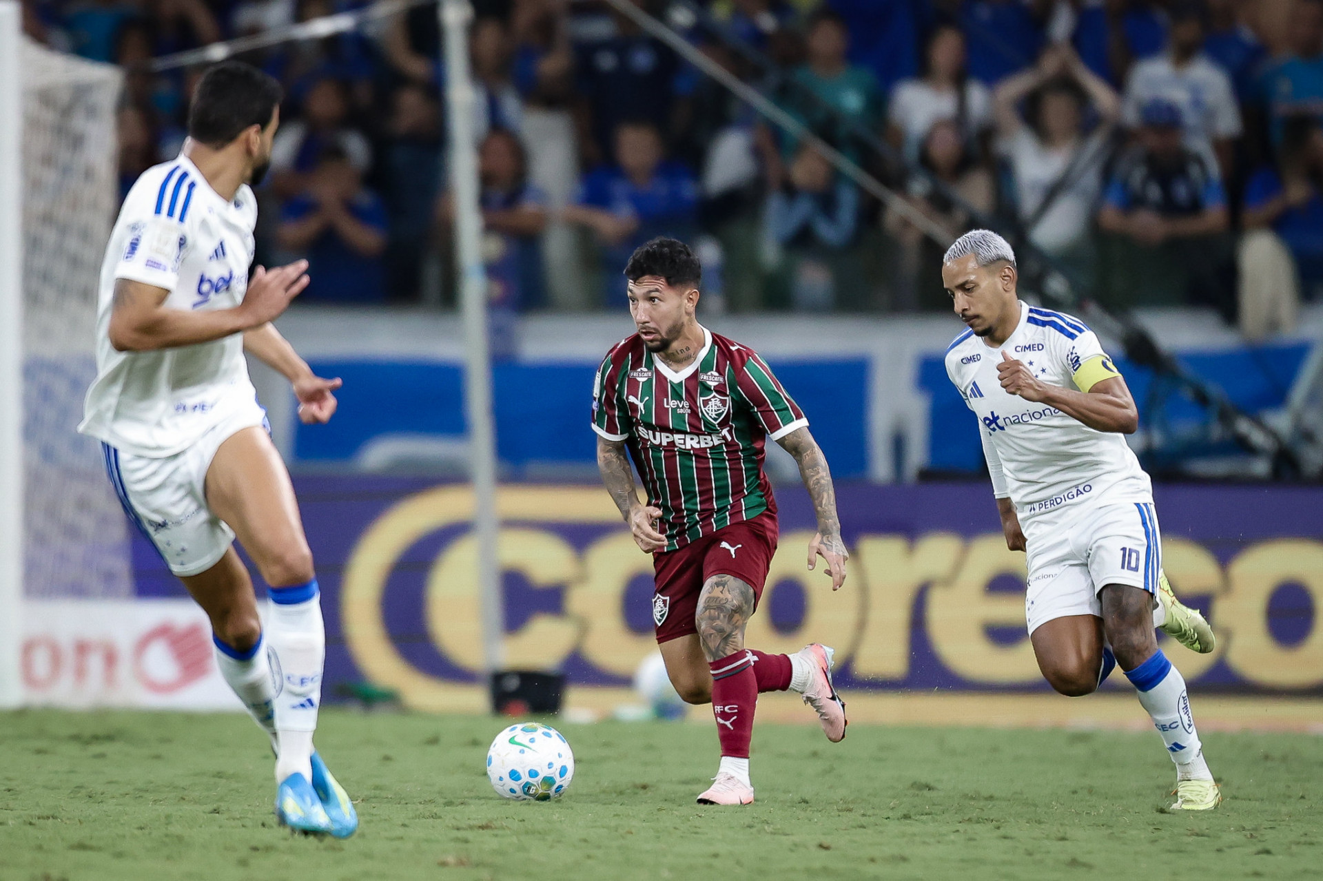 Lucho Acosta em ação durante o jogo entre Cruzeiro e Fluminense - Marcelo Gonçalves / Fluminense F.C.