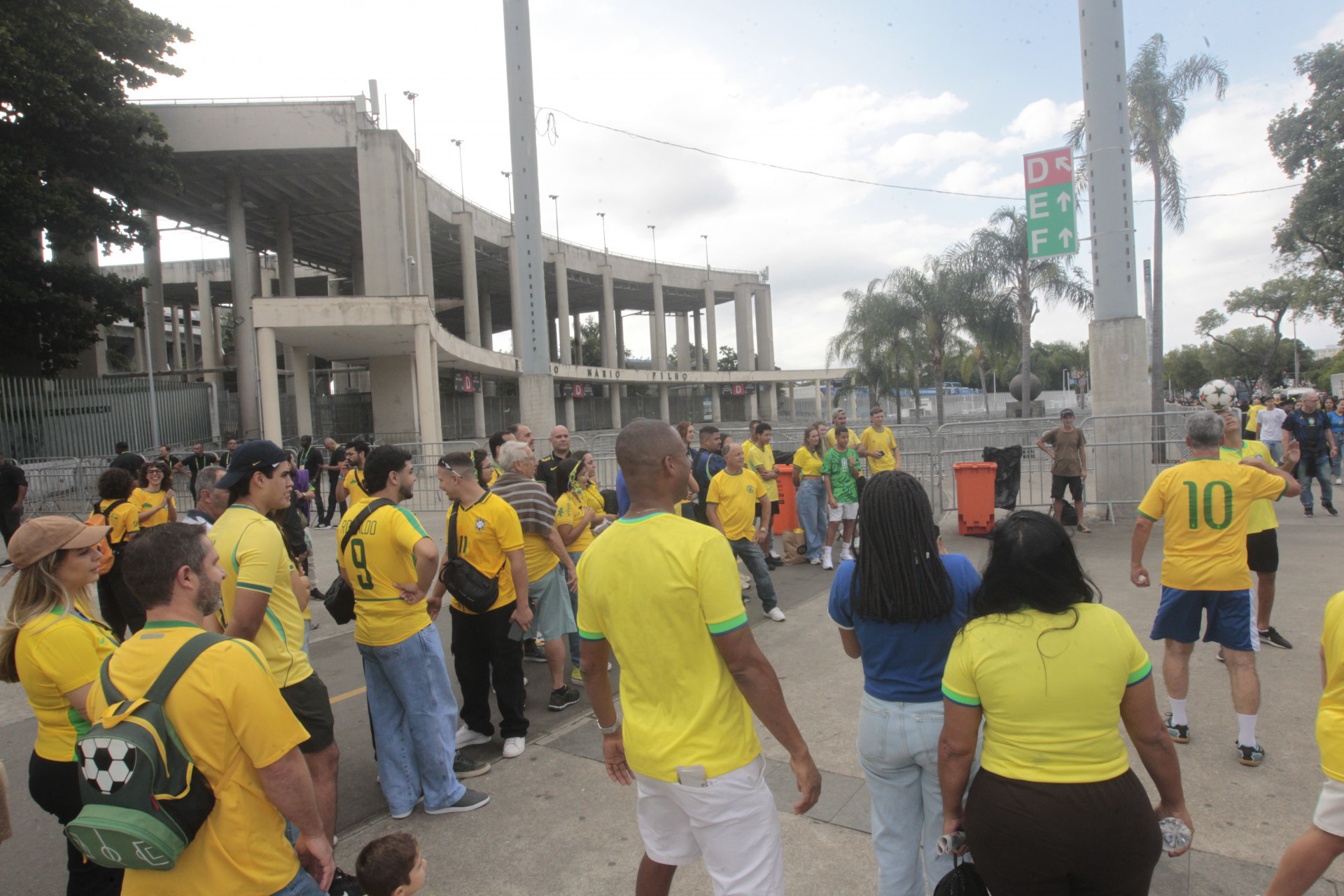Torcida entra em clima de Copa antes de amistoso do Brasil no Maracanã