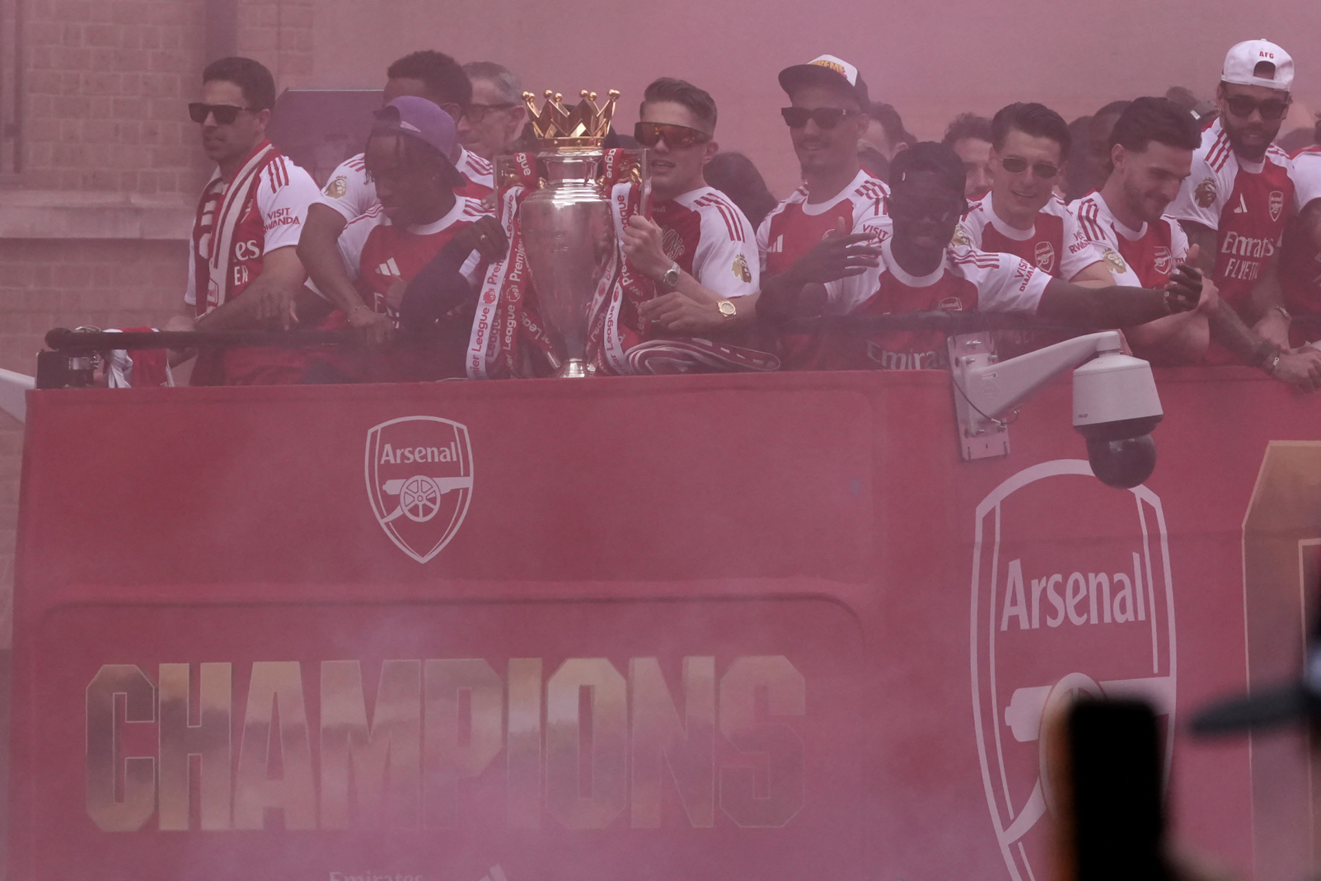 Após derrota em final, jogadores e torcedores do Arsenal comemoram título inglês