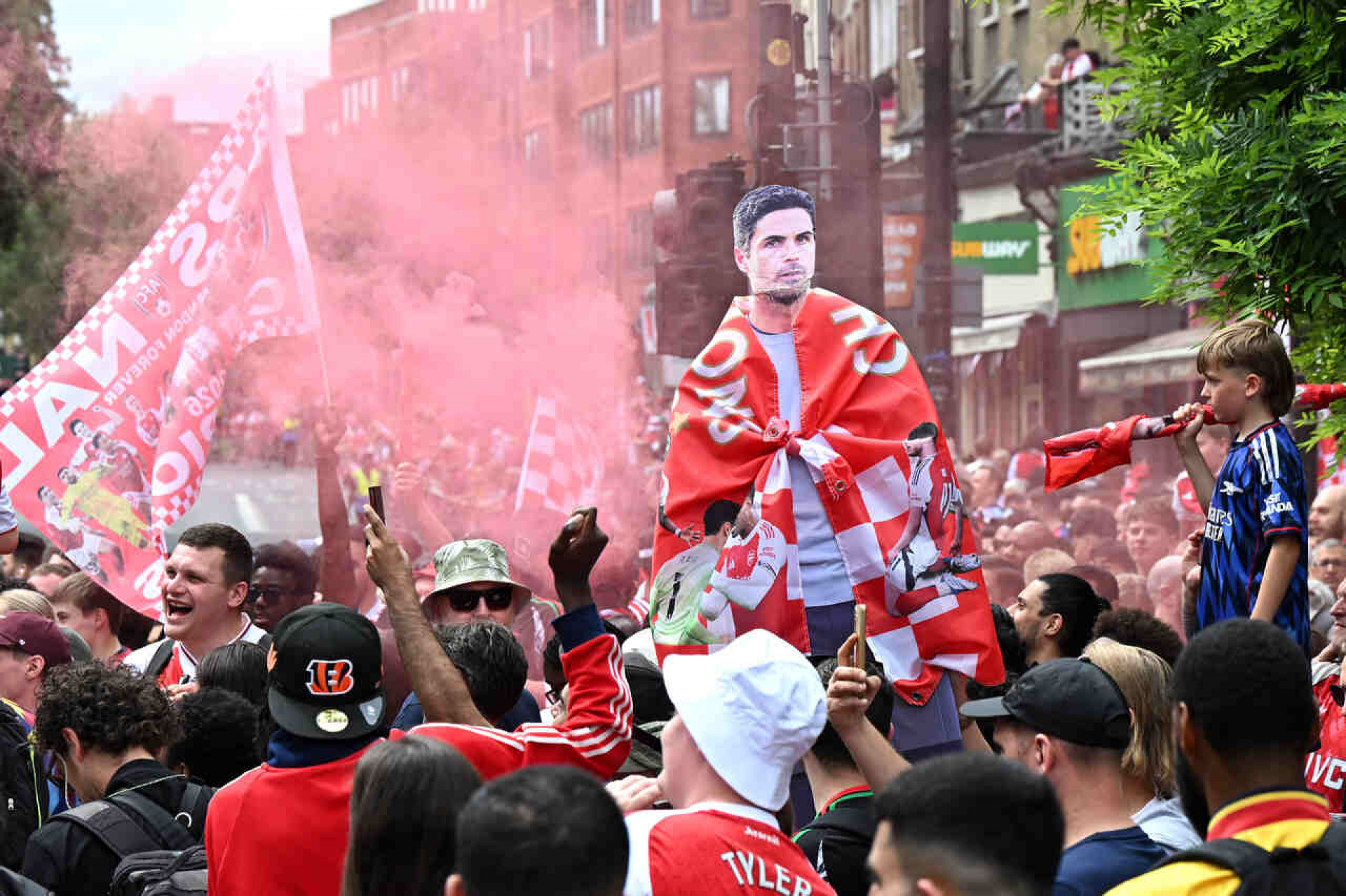 Um dia ap&oacute;s vice da Champions, Arsenal celebra Premier League com multid&atilde;o; veja imagens