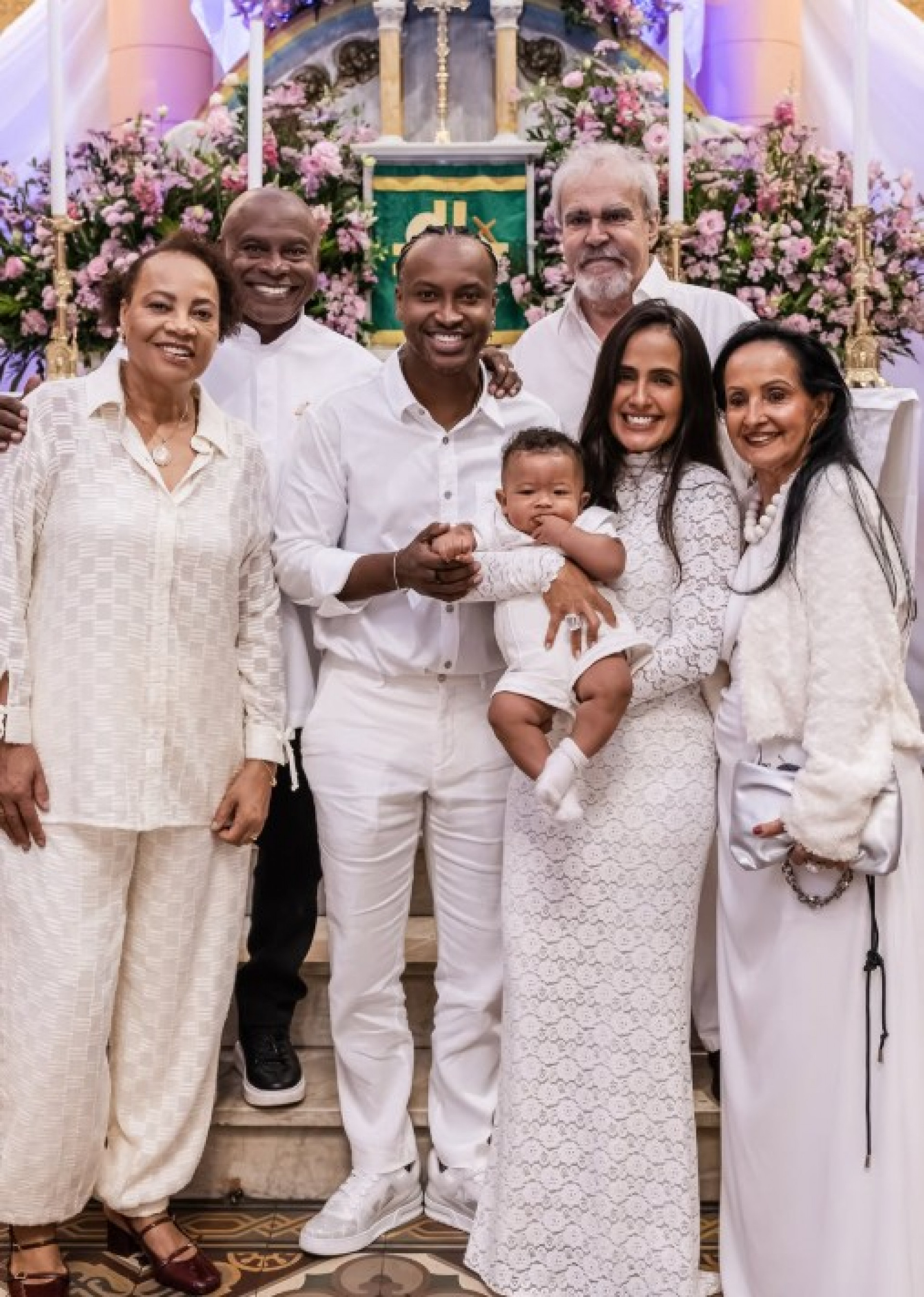 Carol Peixinho e Thiaguinho batizam o filho na Paróquia Nossa Senhora da Paz, em Ipanema - @wadsonhenrique_/ Reprodução do Instagram