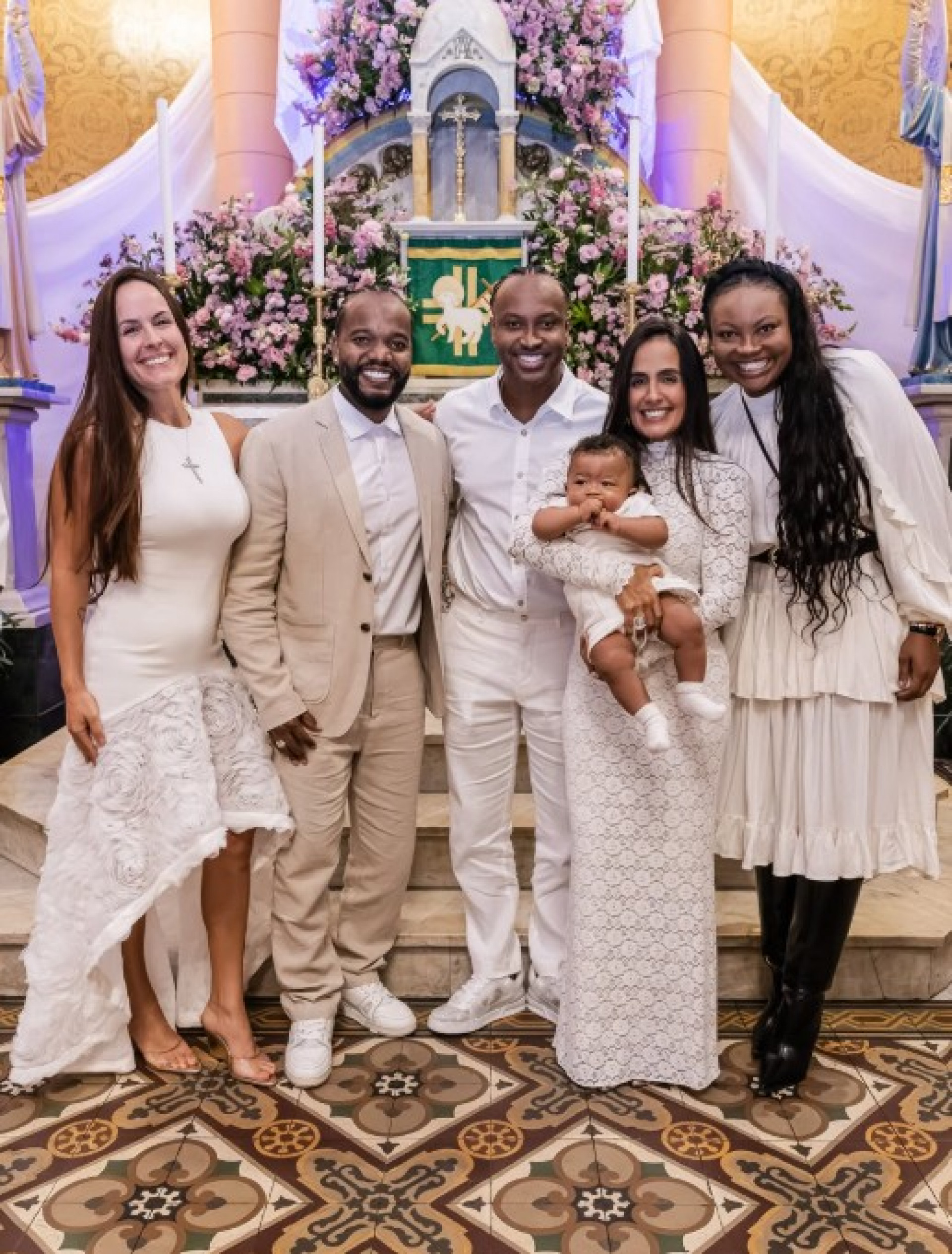 Carol Peixinho e Thiaguinho batizam o filho na Paróquia Nossa Senhora da Paz, em Ipanema - @wadsonhenrique_/ Reprodução do Instagram