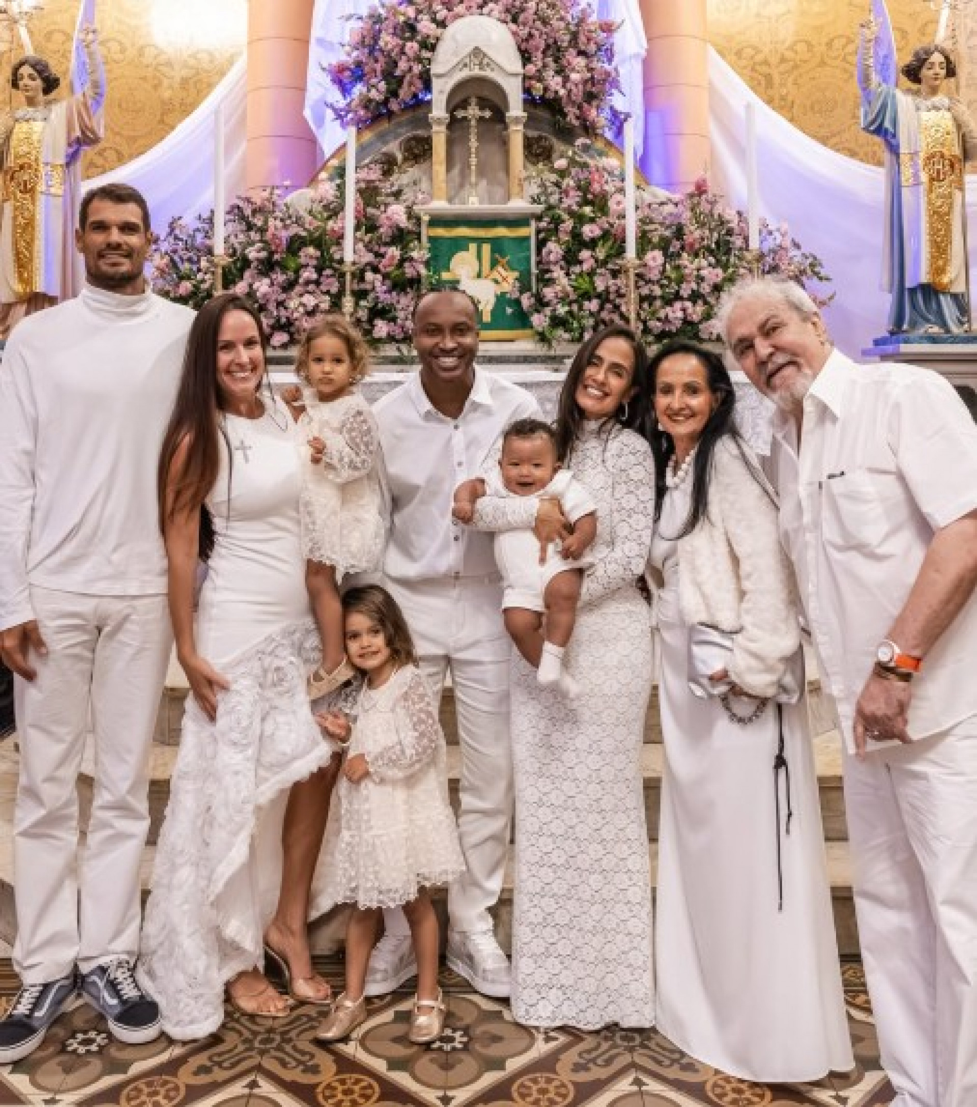 Carol Peixinho e Thiaguinho batizam o filho na Paróquia Nossa Senhora da Paz, em Ipanema - @wadsonhenrique_/ Reprodução do Instagram
