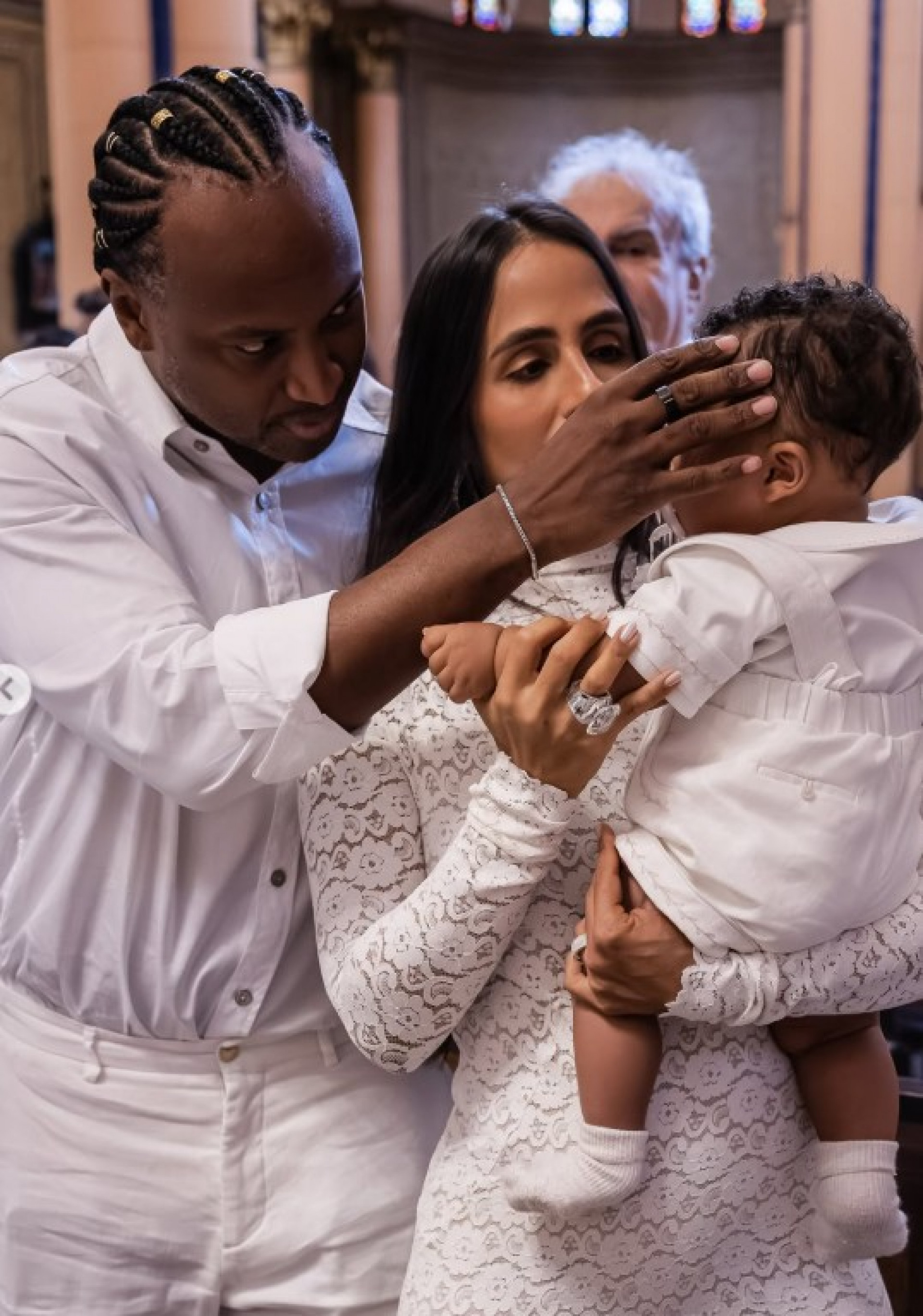 Carol Peixinho e Thiaguinho batizam o filho na Paróquia Nossa Senhora da Paz, em Ipanema - @wadsonhenrique_/ Reprodução do Instagram