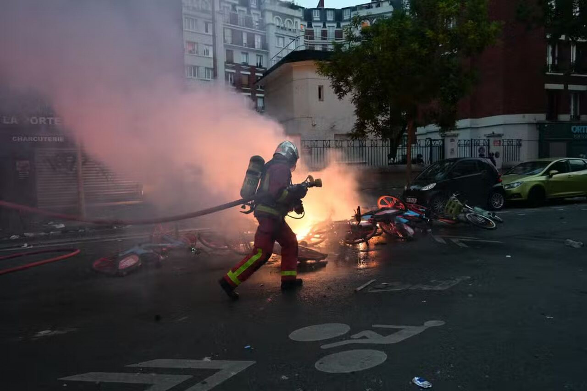 Comemora&ccedil;&atilde;o por t&iacute;tulo do PSG tem centenas de feridos e um morto na Fran&ccedil;a