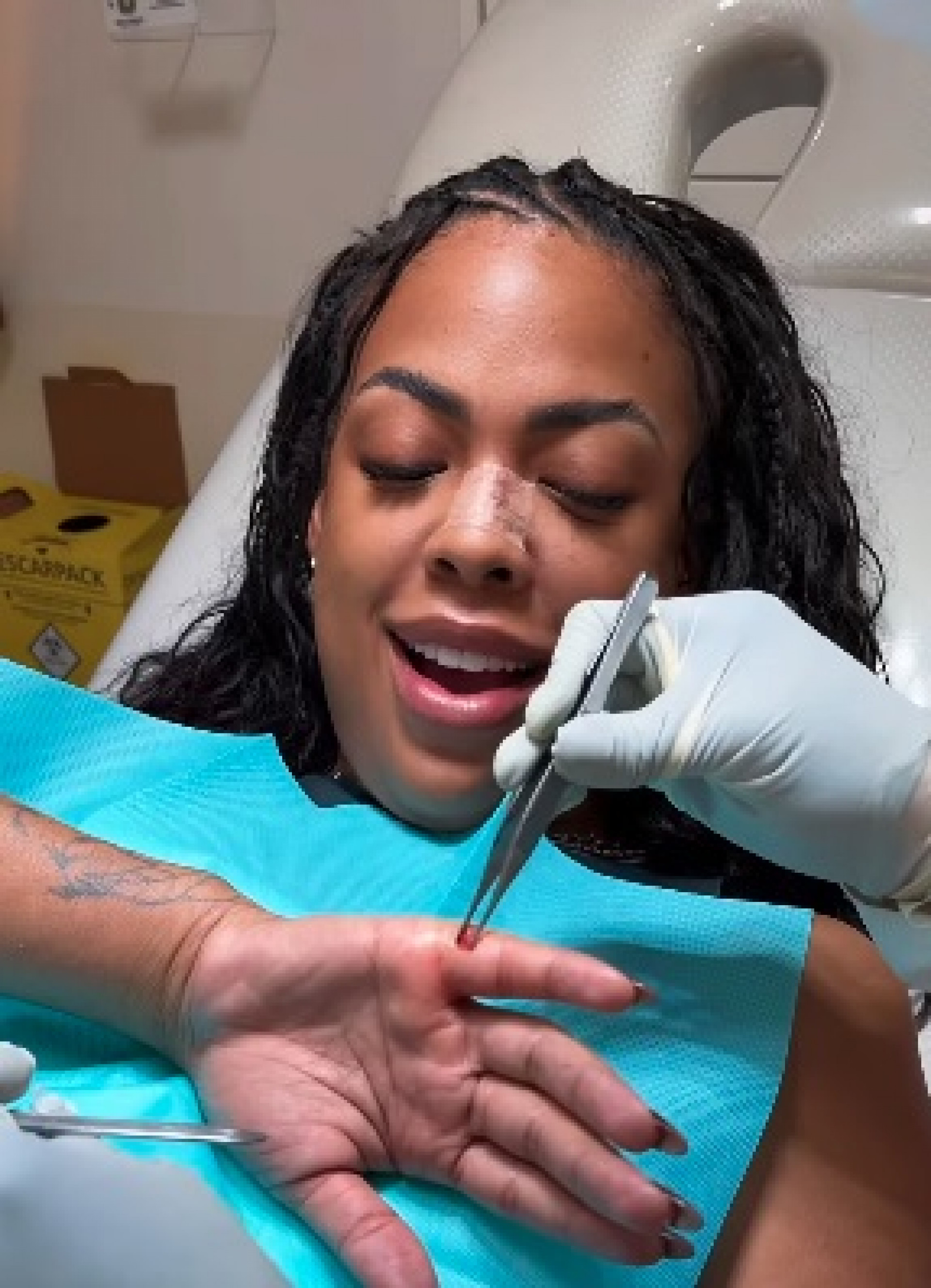 Marvvila realiza cirurgia para remoção do sexto dedo - Reprodução do Instagram