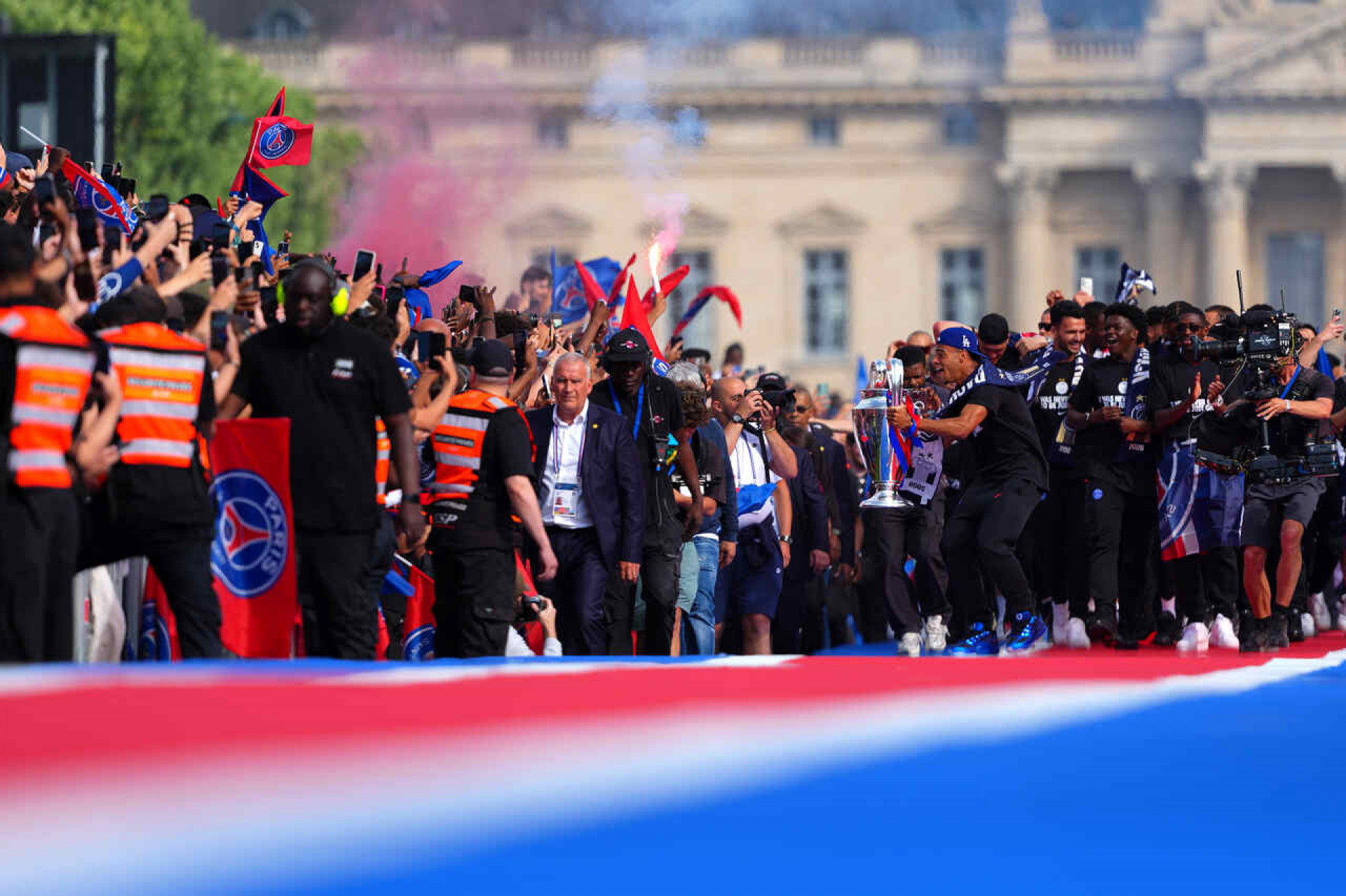 Bicampe&atilde;o europeu, PSG desfila diante de mais de 100 mil f&atilde;s em Paris