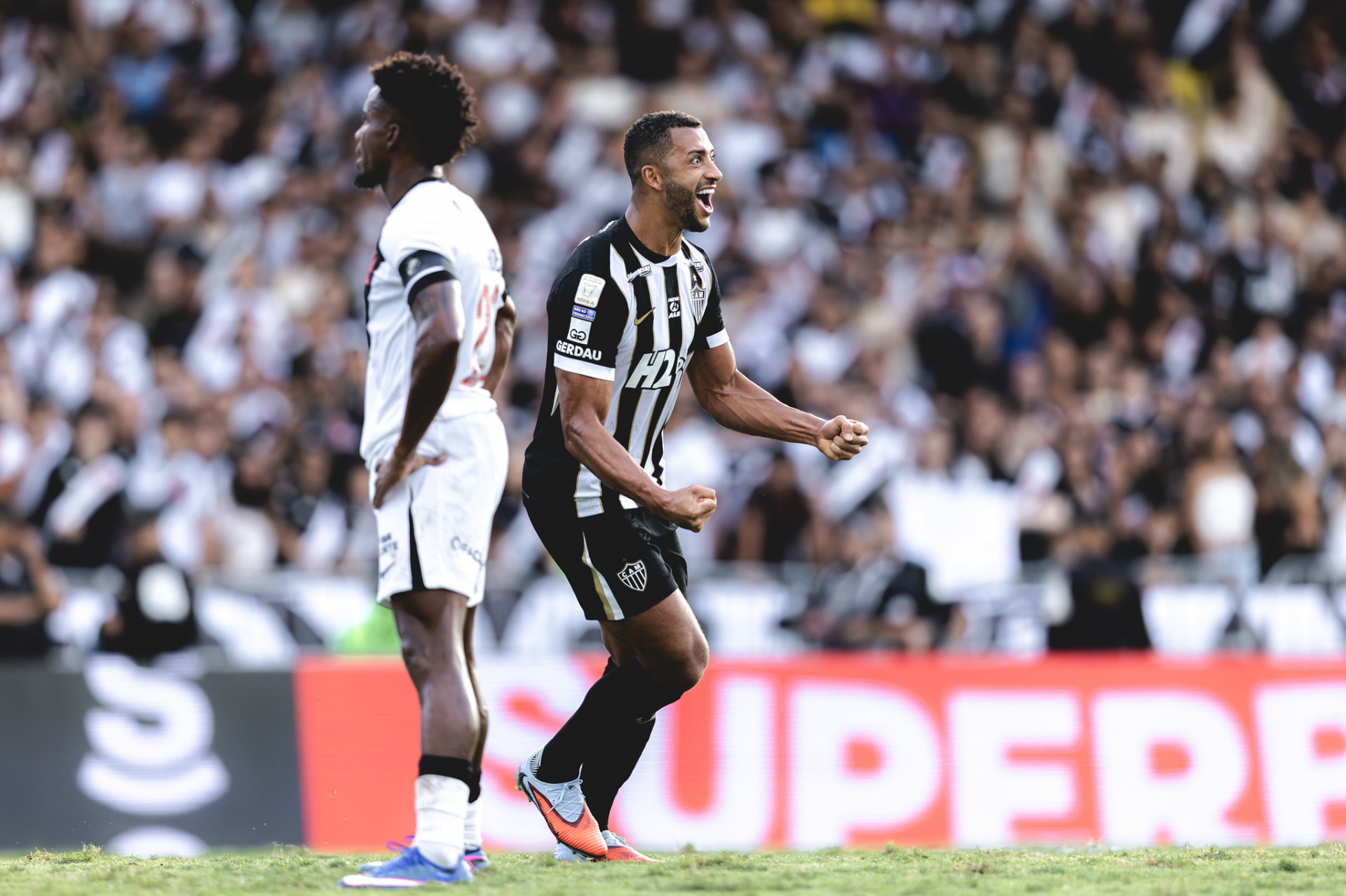 Vitor Hugo comemora o gol pelo Atlético-MG, com Thiago Mendes, do Vasco, lamentando - Pedro Souza / Atlético-MG