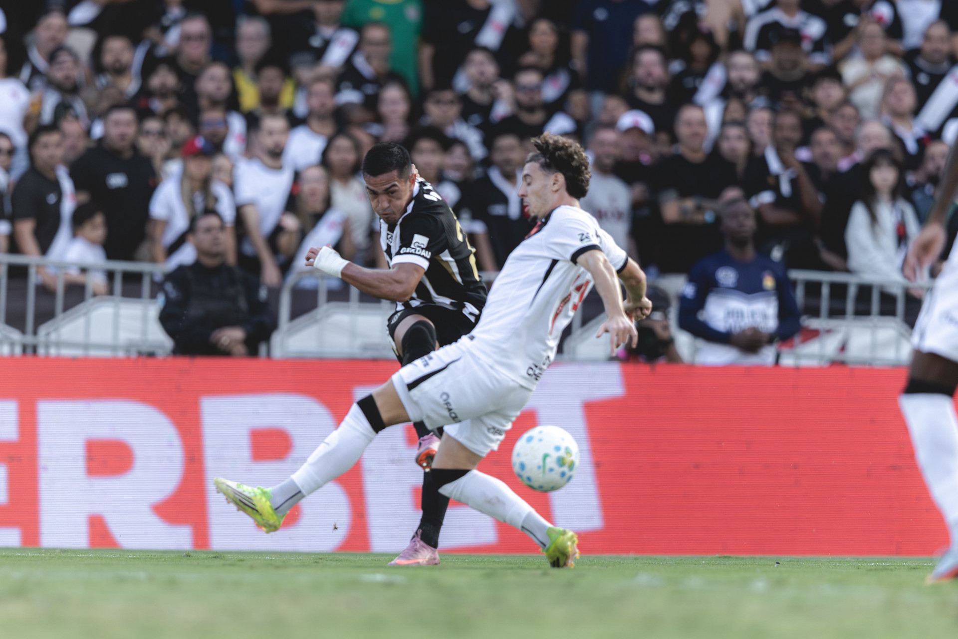 Nuno Moreira disputa a bola em Vasco x Atlético-MG - Pedro Souza / Atlético-MG