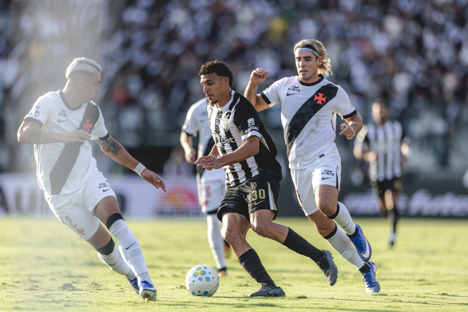Puma Rodríguez e Spinelli tentam tirar a bola de Victor Hugo, em Vasco x Atlético-MG - Pedro Souza / Atlético-MG