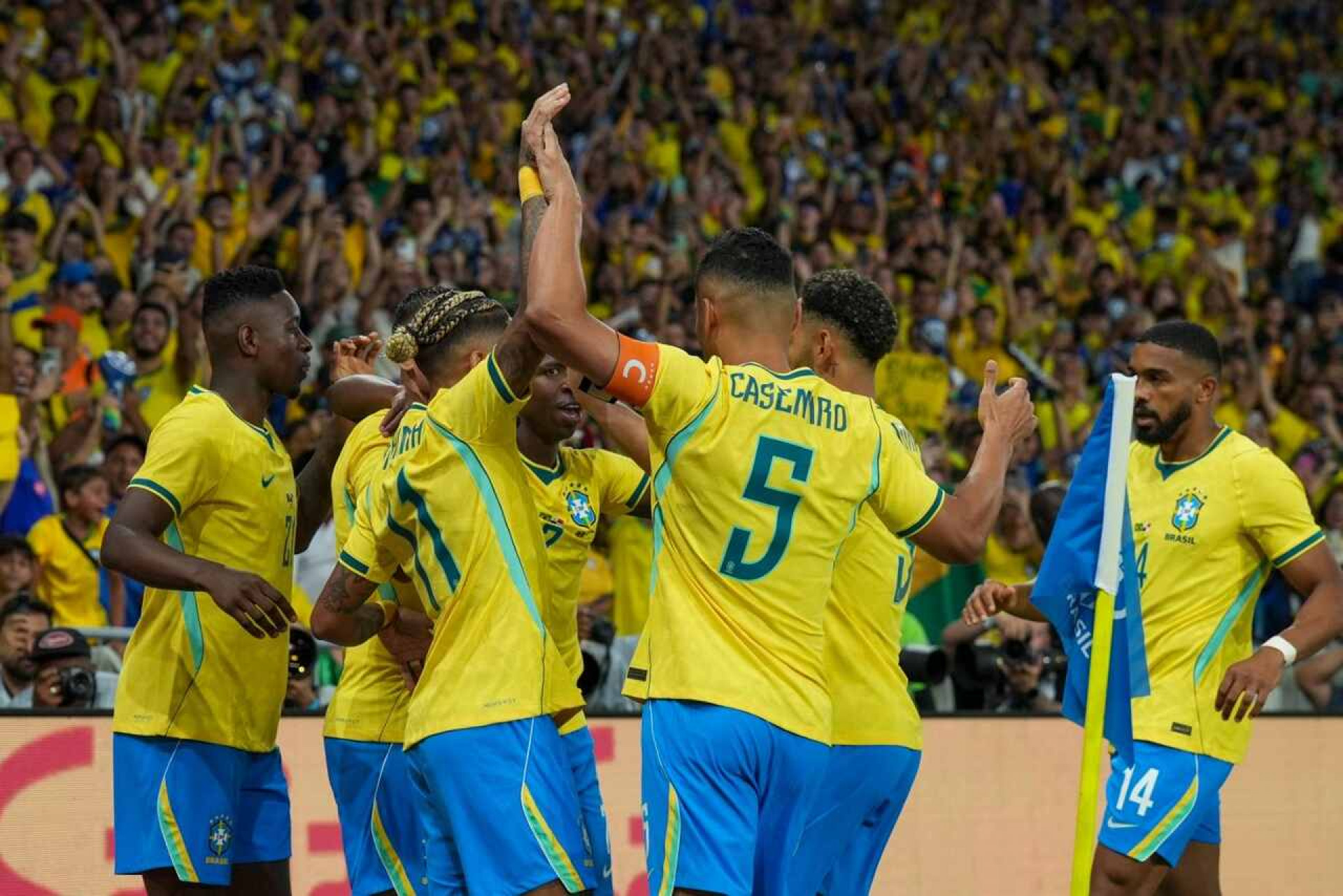 Rayan marca pela primeira vez na Sele&ccedil;&atilde;o e prev&ecirc; briga pela titularidade