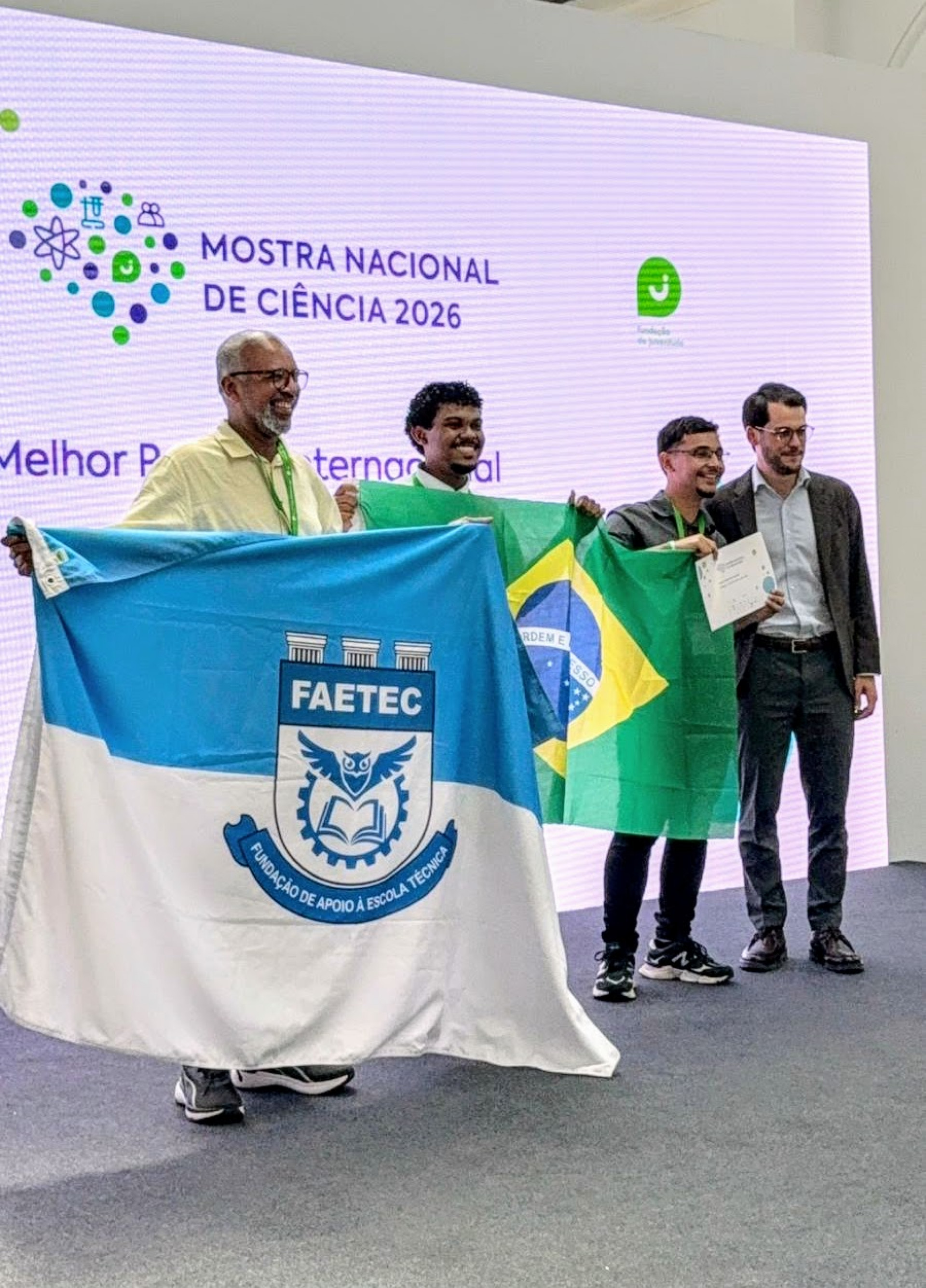 Orientados pelo professor Altair Martins, João Marcelo e Cauã Da Cal ganharam prêmio em Portugal com projeto inédito