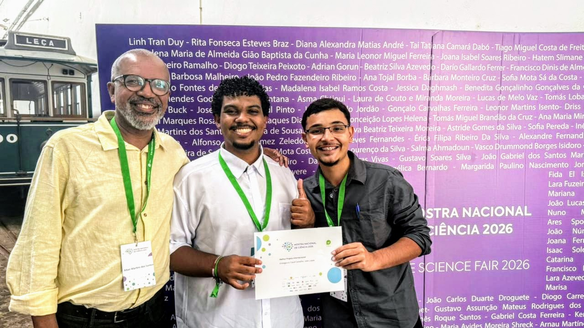 Alunos da Faetec conquistam prêmio internacional em Portugal com maca hospitalar controlada por voz