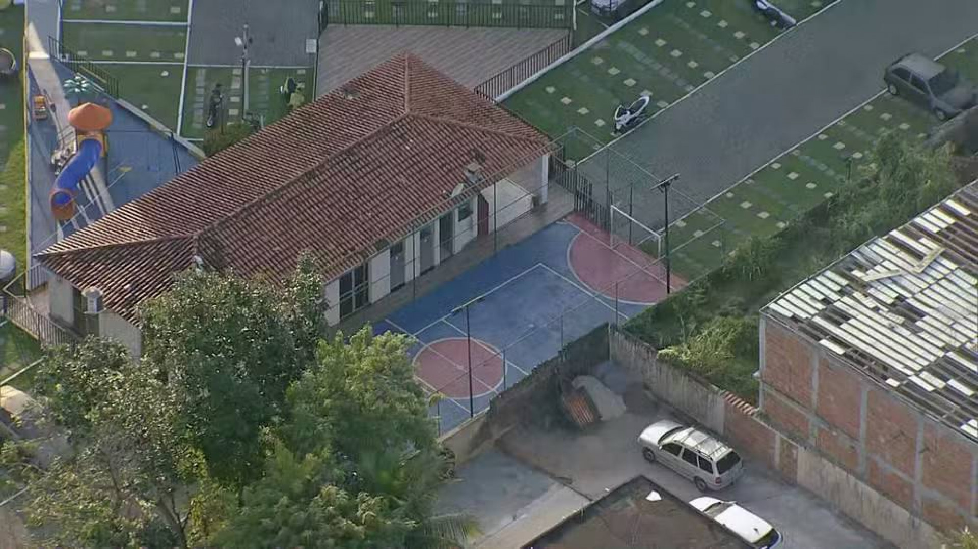 V&iacute;tima brincava em parquinho perto de casa quando foi atingida