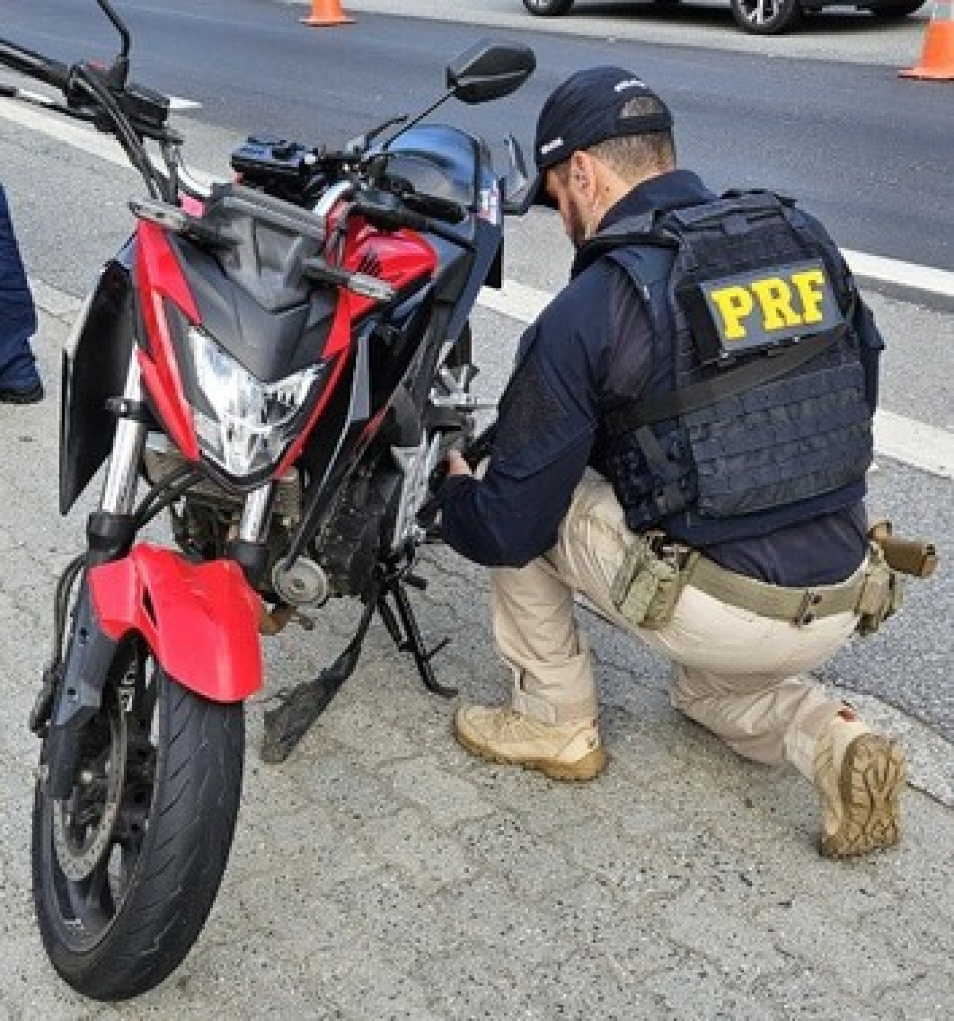 PRF apreende moto roubada e arma de fogo em Petrópolis