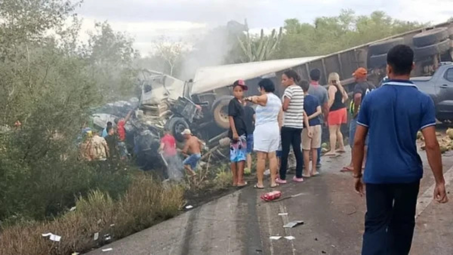 Acidente entre caminhão e van deixa 16 mortos na Bahia
