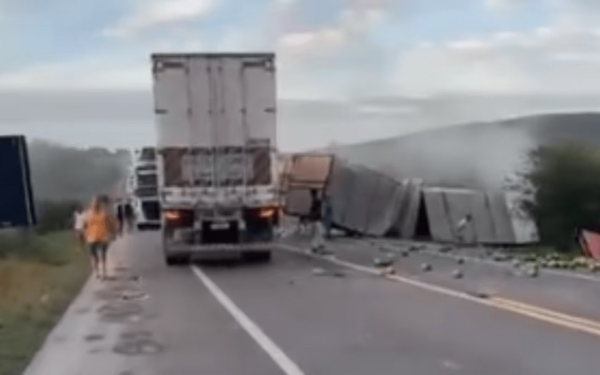 Acidente ocorreu no km 506 da rodovia, área do município de Santa Terezinha, a 109 km de Feira de Santana