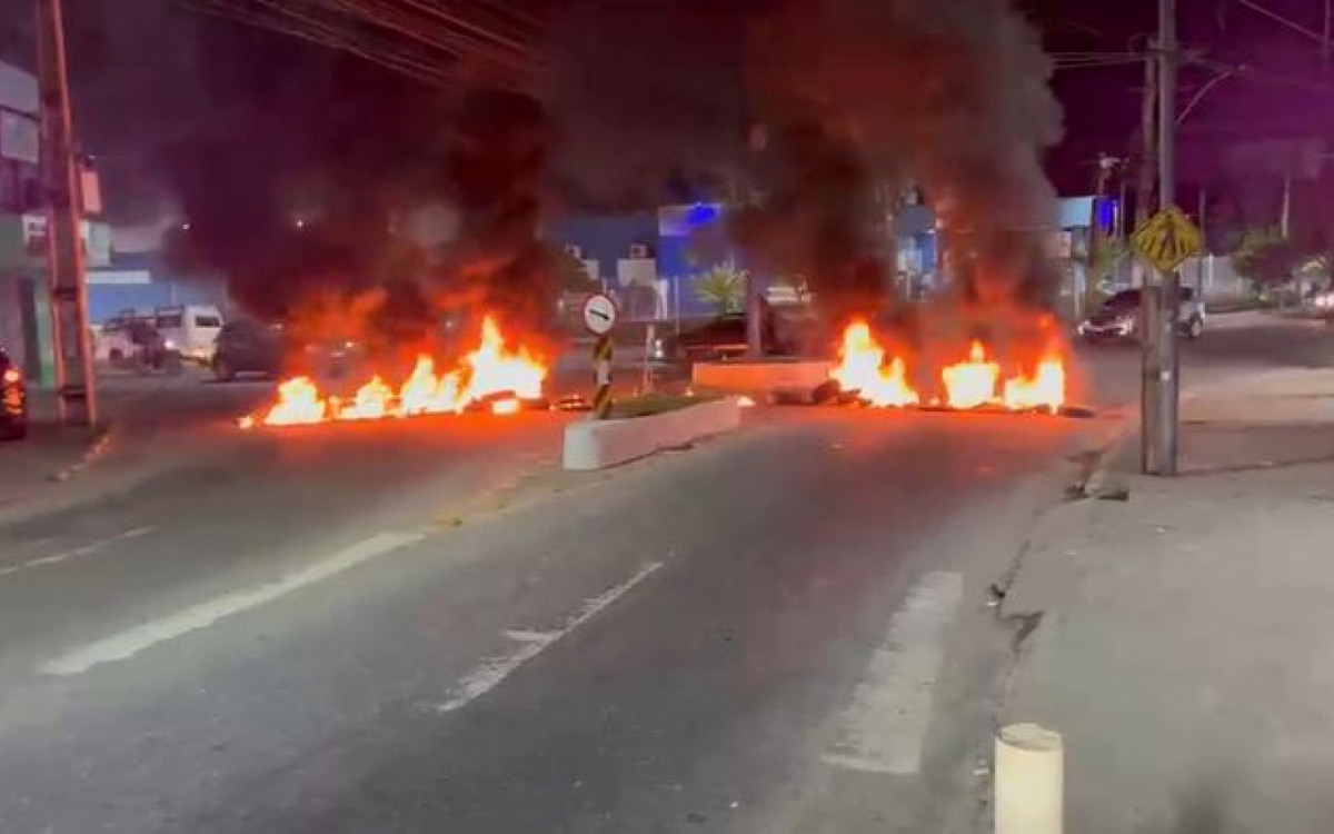 Moradores incendiaram objetos para fechar ruas em forma de protesto - Reprodução