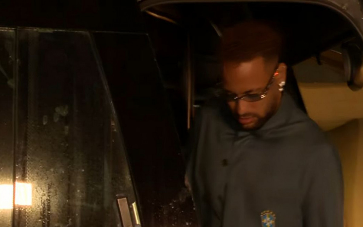 Neymar na chegada da delegação da seleção brasileira ao aeroporto - Reprodução/ Cazé TV